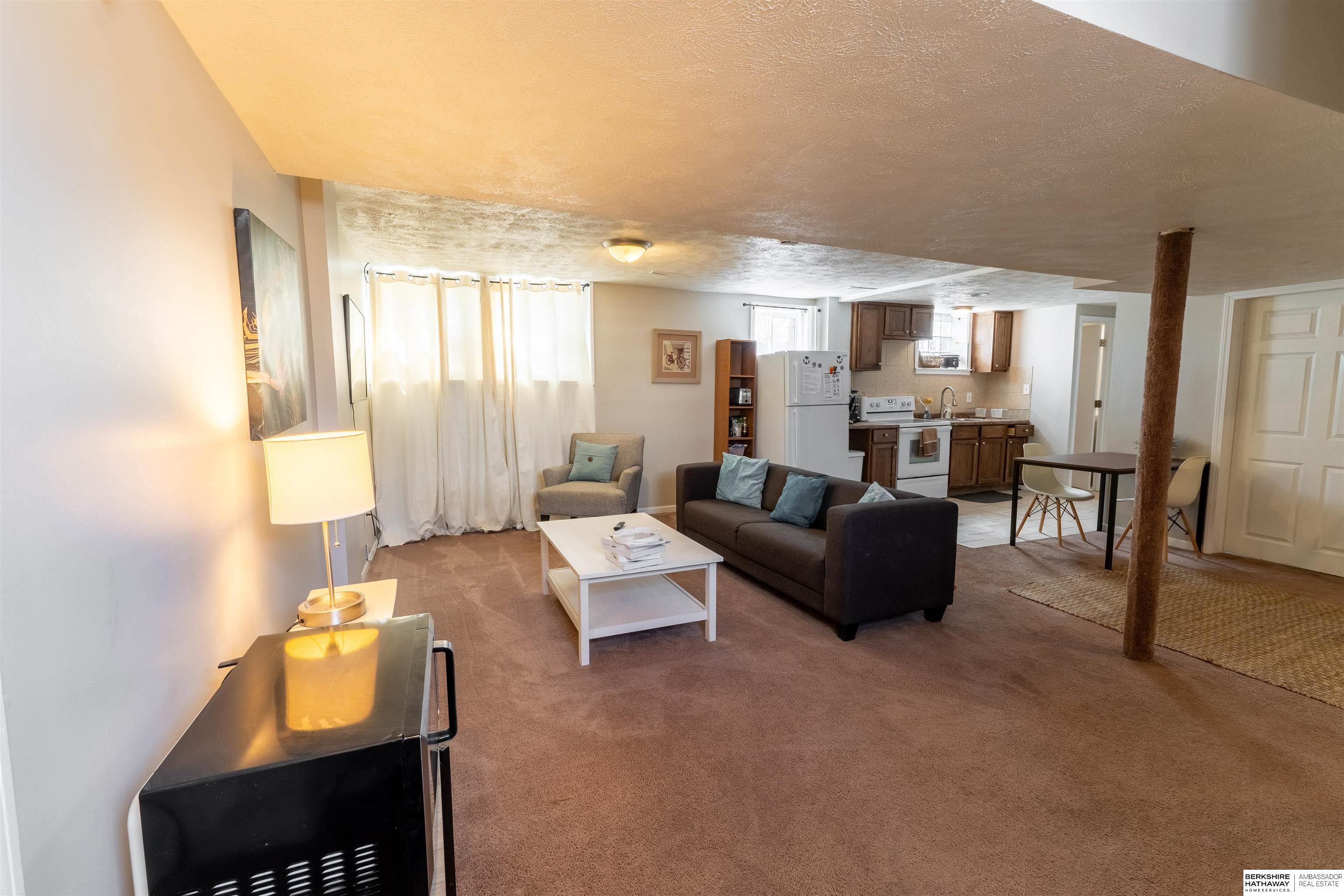 Omaha, Nebraska 68131, United States, 7 Bedrooms Bedrooms, ,4 BathroomsBathrooms,Residential,Active,96679