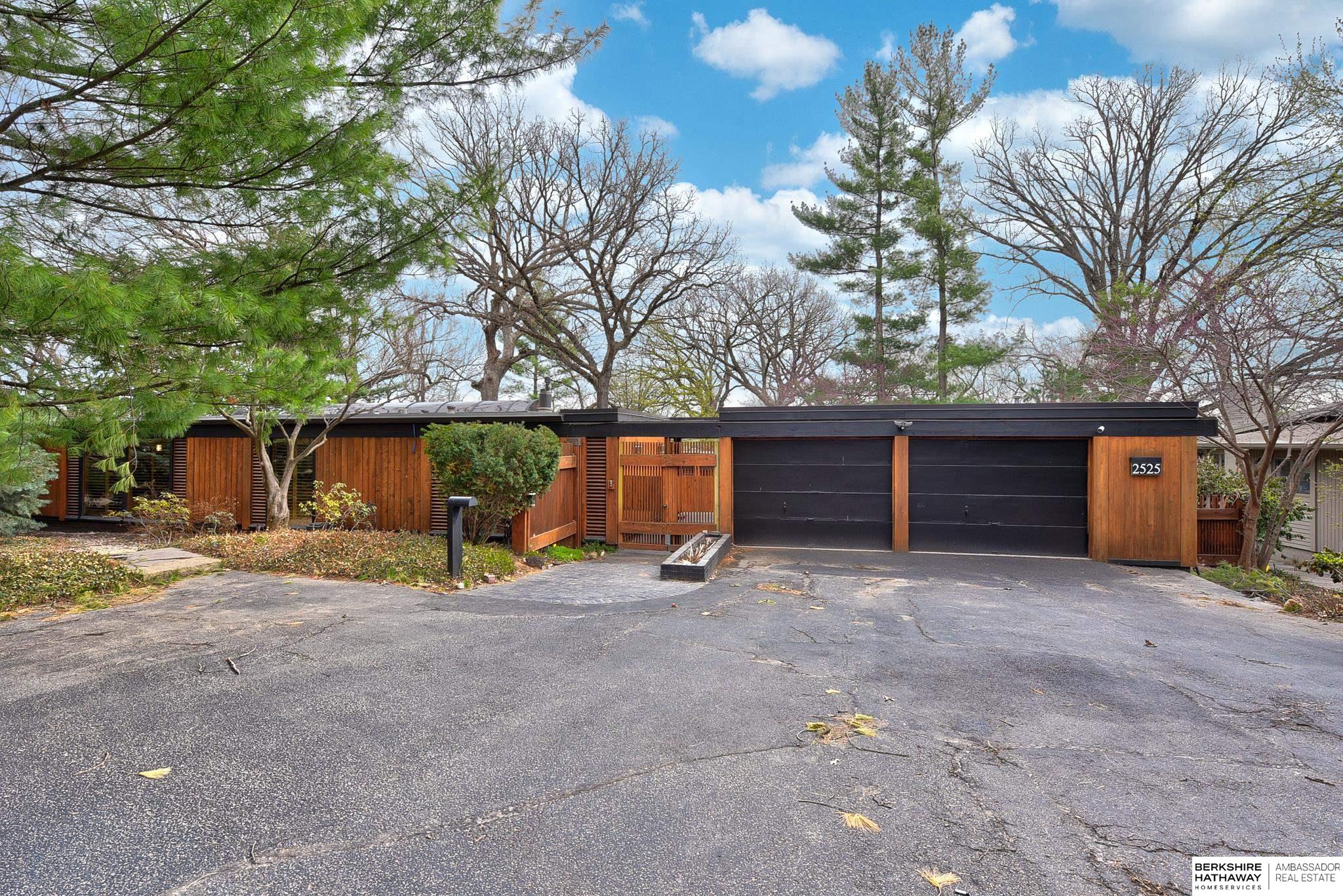 Omaha, Nebraska 68124, United States, 3 Bedrooms Bedrooms, ,3 BathroomsBathrooms,Residential,Pending,102563