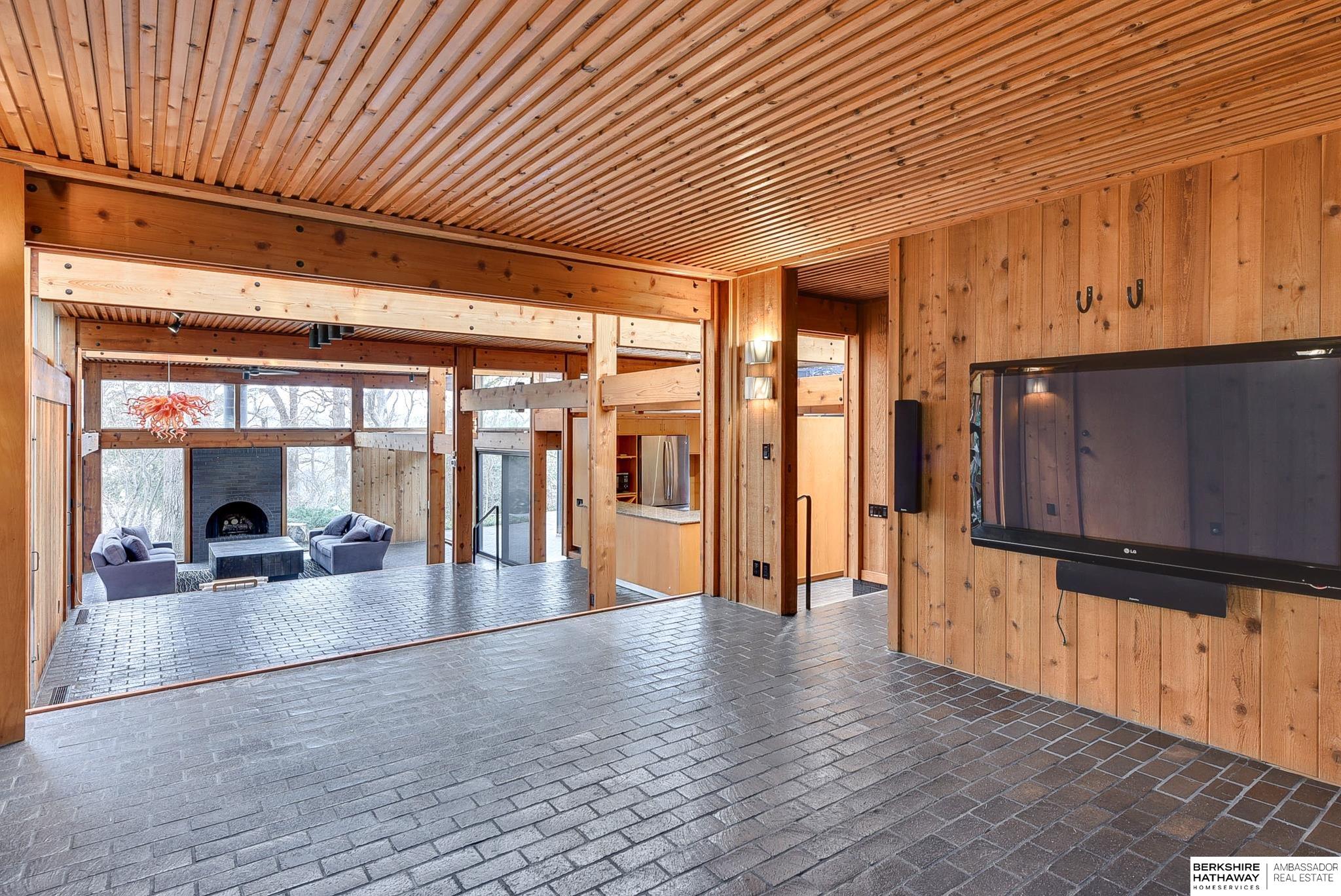 Omaha, Nebraska 68124, United States, 3 Bedrooms Bedrooms, ,3 BathroomsBathrooms,Residential,Pending,102563