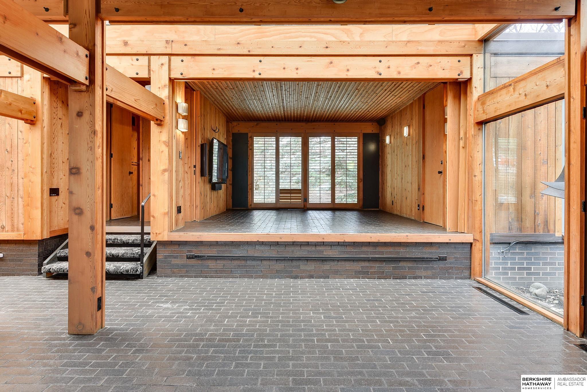 Omaha, Nebraska 68124, United States, 3 Bedrooms Bedrooms, ,3 BathroomsBathrooms,Residential,Pending,102563