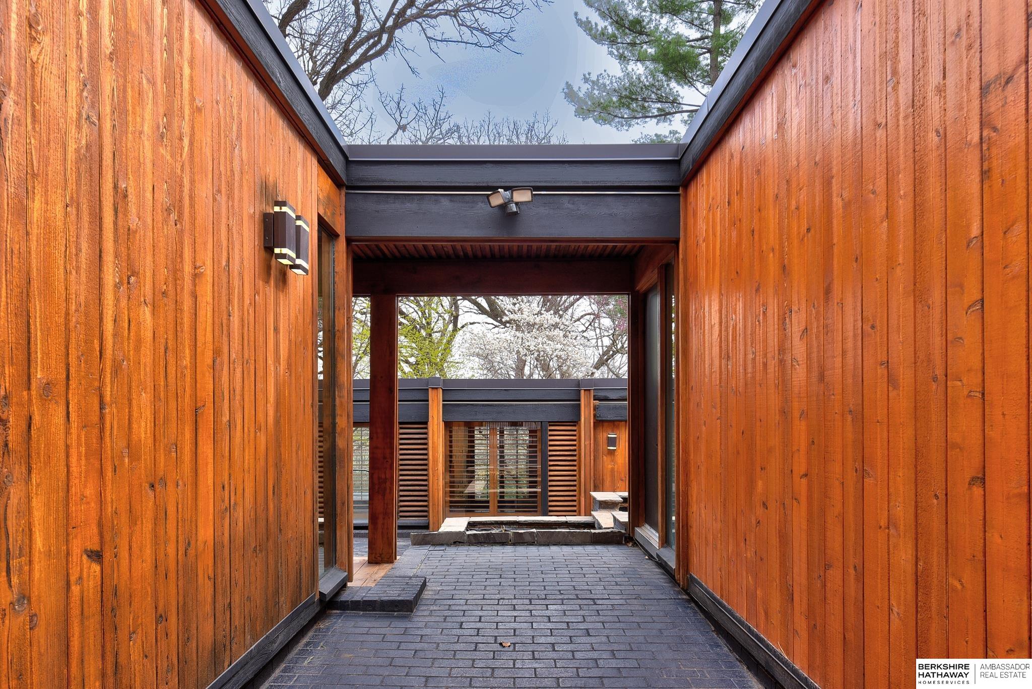 Omaha, Nebraska 68124, United States, 3 Bedrooms Bedrooms, ,3 BathroomsBathrooms,Residential,Pending,102563