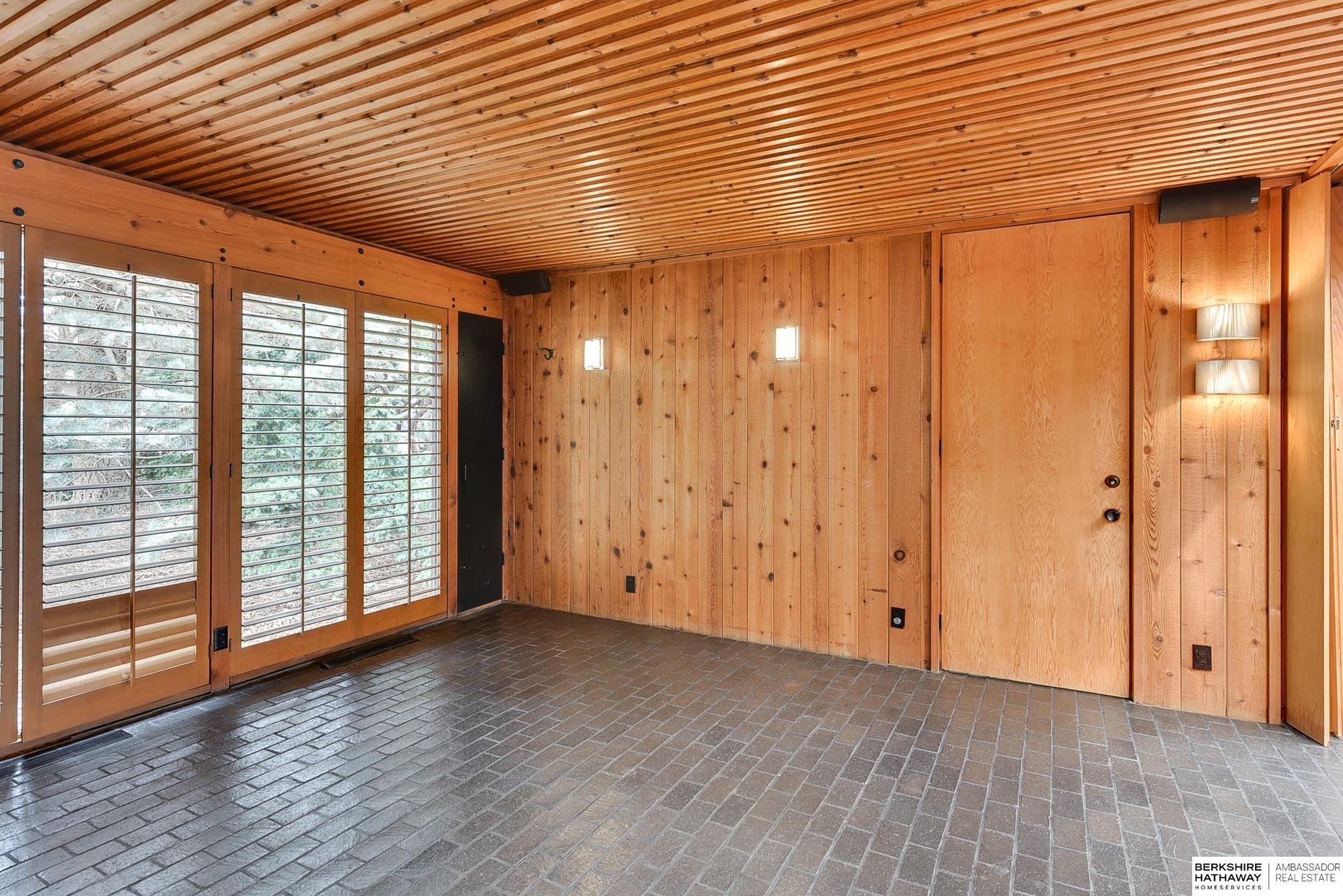 Omaha, Nebraska 68124, United States, 3 Bedrooms Bedrooms, ,3 BathroomsBathrooms,Residential,Pending,102563