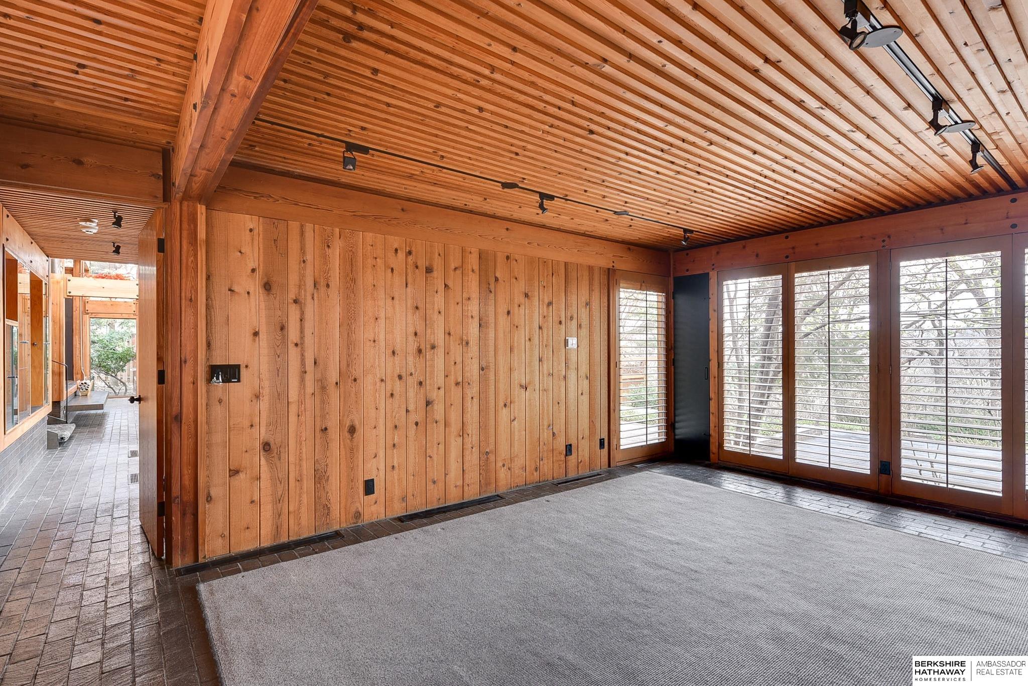 Omaha, Nebraska 68124, United States, 3 Bedrooms Bedrooms, ,3 BathroomsBathrooms,Residential,Pending,102563