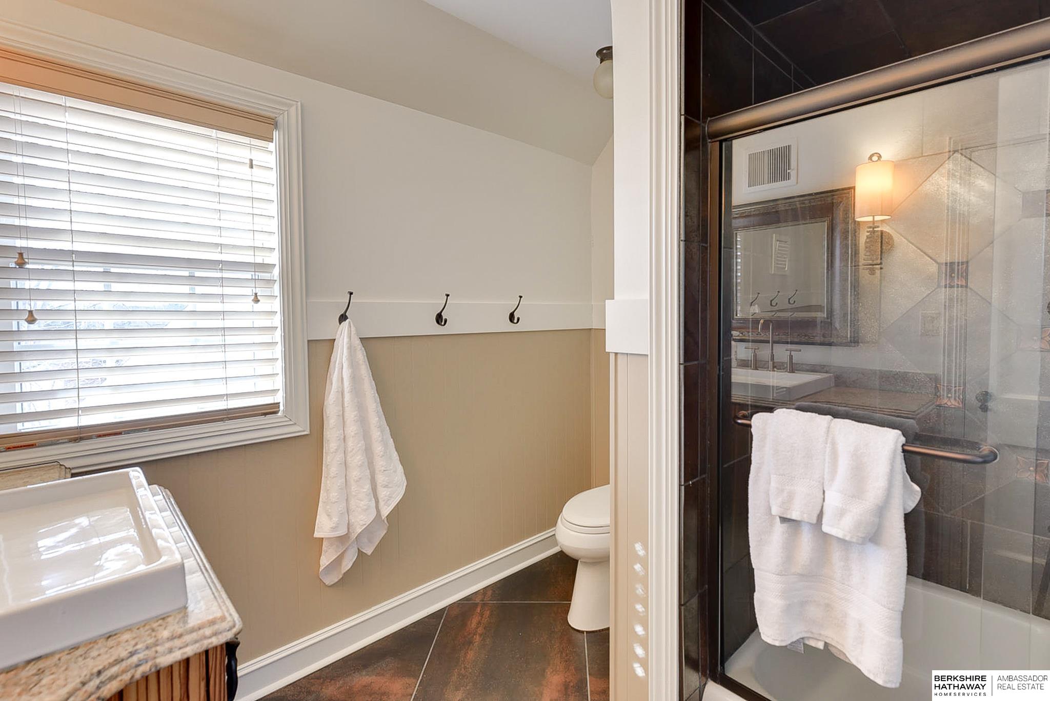 Omaha, Nebraska 68114, United States, 5 Bedrooms Bedrooms, ,6 BathroomsBathrooms,Residential,Pending,91464