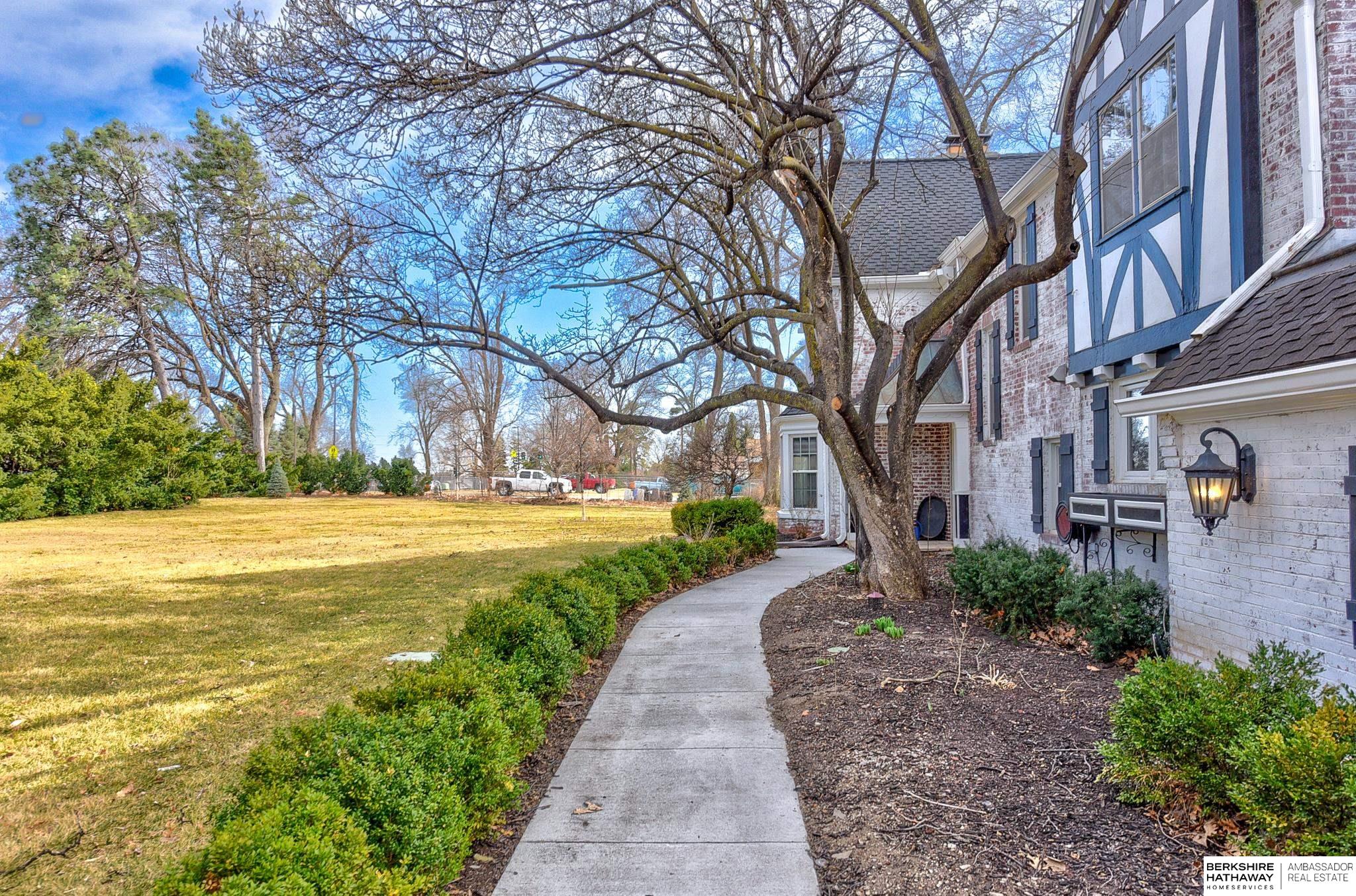 Omaha, Nebraska 68114, United States, 5 Bedrooms Bedrooms, ,6 BathroomsBathrooms,Residential,Pending,91464