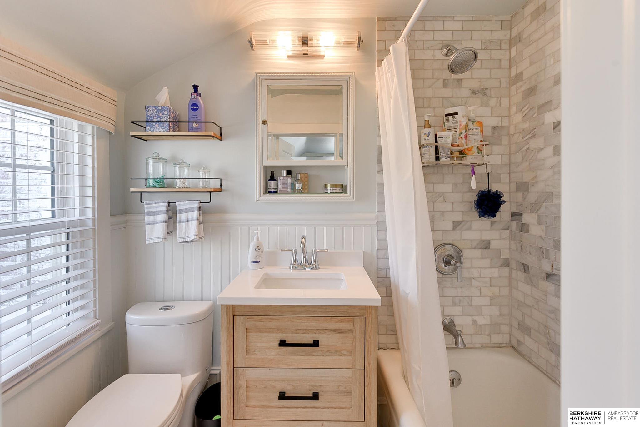 Omaha, Nebraska 68114, United States, 5 Bedrooms Bedrooms, ,6 BathroomsBathrooms,Residential,Pending,91464