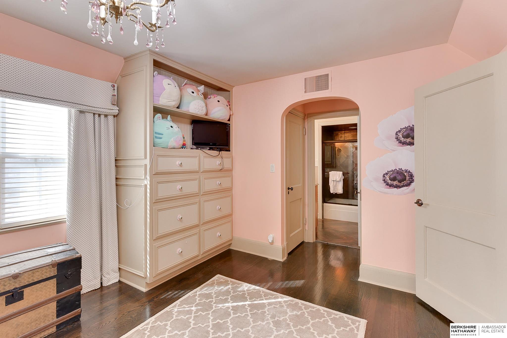 Omaha, Nebraska 68114, United States, 5 Bedrooms Bedrooms, ,6 BathroomsBathrooms,Residential,Pending,91464