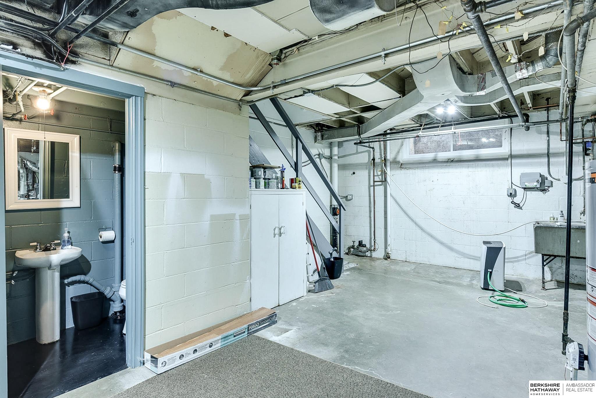 Omaha, Nebraska 68114, United States, 5 Bedrooms Bedrooms, ,6 BathroomsBathrooms,Residential,Pending,91464