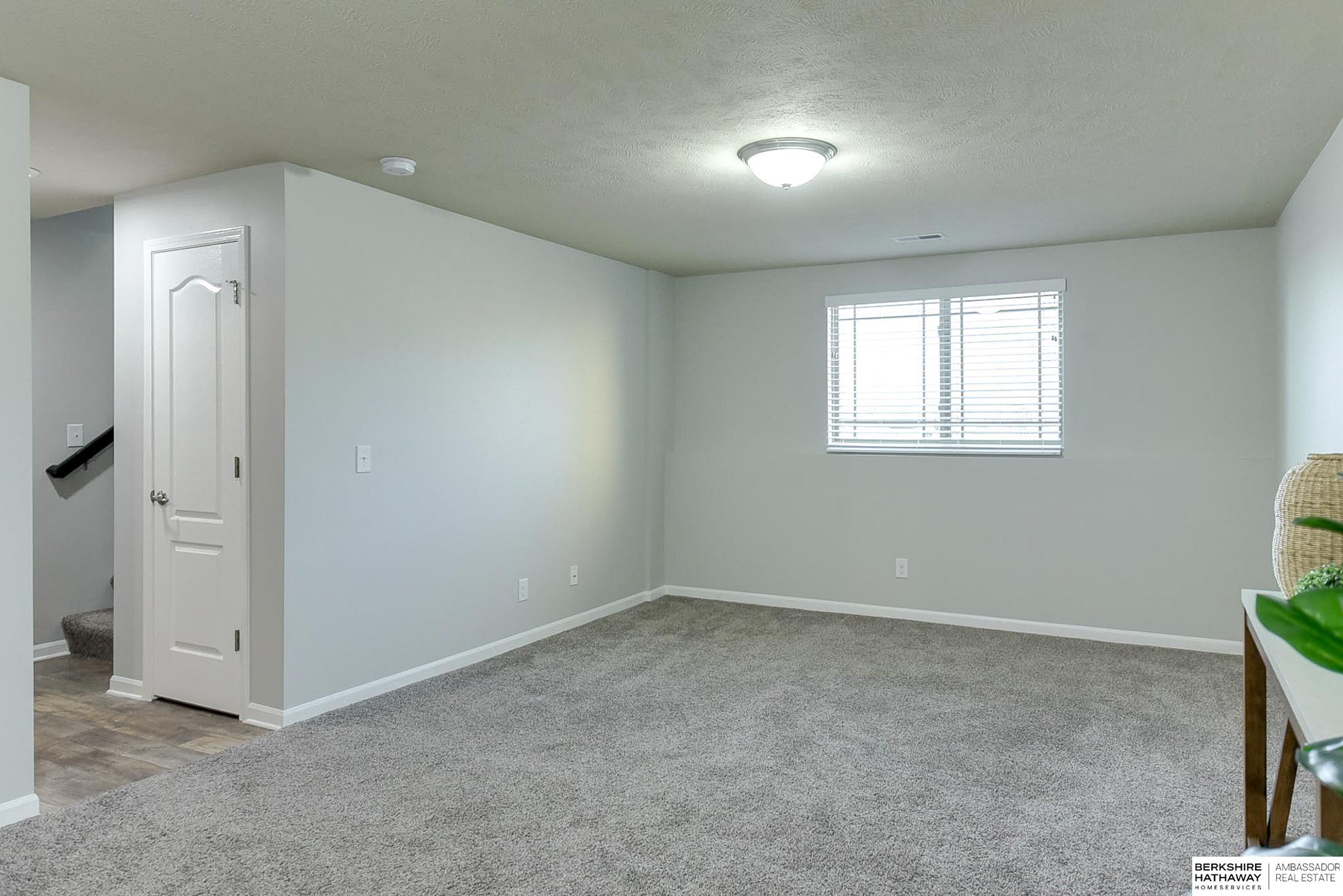 Omaha, Nebraska 68122, United States, 3 Bedrooms Bedrooms, ,2 BathroomsBathrooms,Residential,Pending,28730