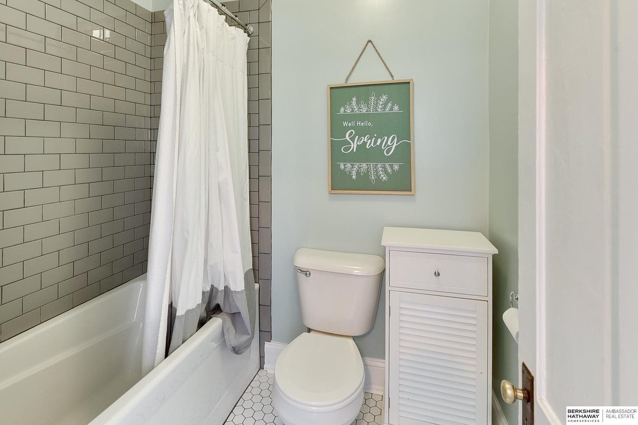 Omaha, Nebraska 68105, United States, 5 Bedrooms Bedrooms, ,2 BathroomsBathrooms,Residential,Pending,111114