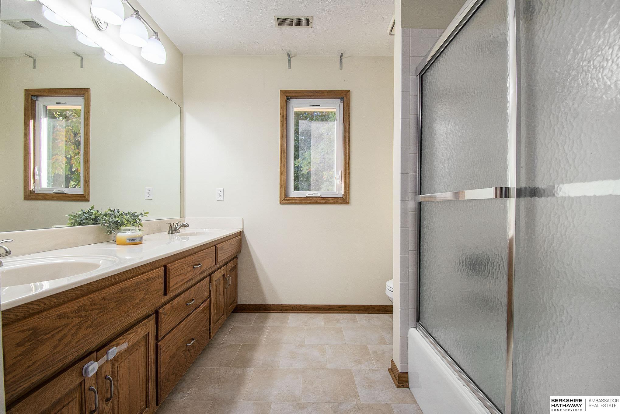 Omaha, Nebraska 68154, United States, 4 Bedrooms Bedrooms, ,4 BathroomsBathrooms,Residential,Pending,32670