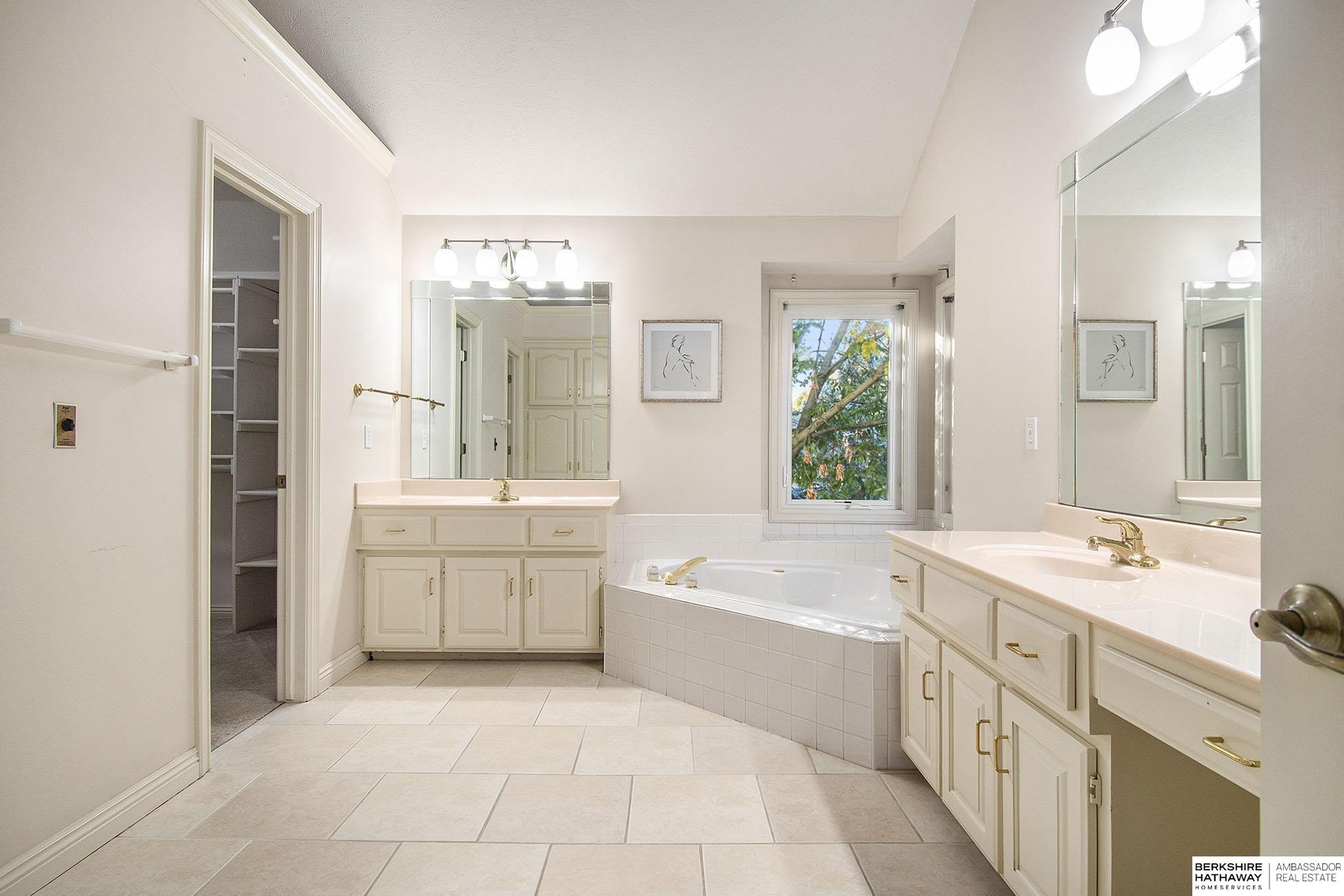 Omaha, Nebraska 68154, United States, 4 Bedrooms Bedrooms, ,4 BathroomsBathrooms,Residential,Pending,32670