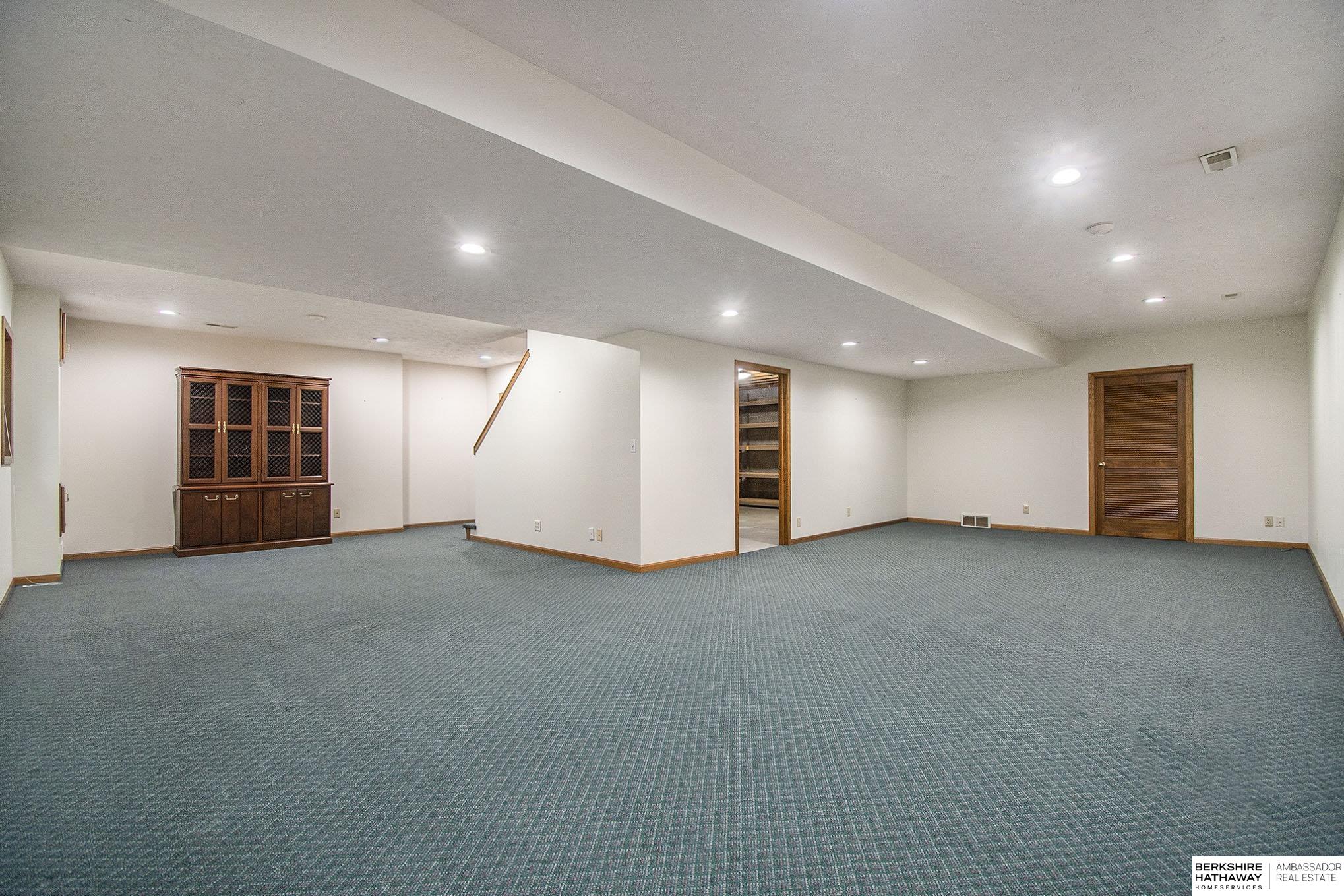 Omaha, Nebraska 68154, United States, 4 Bedrooms Bedrooms, ,4 BathroomsBathrooms,Residential,Pending,32670