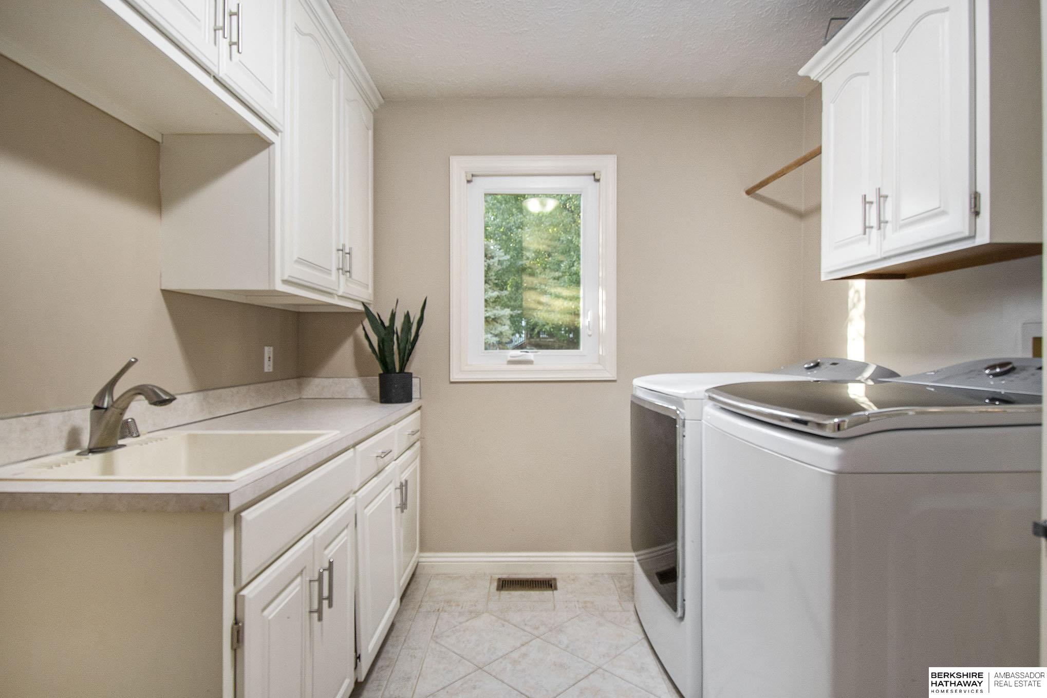 Omaha, Nebraska 68154, United States, 4 Bedrooms Bedrooms, ,4 BathroomsBathrooms,Residential,Pending,32670