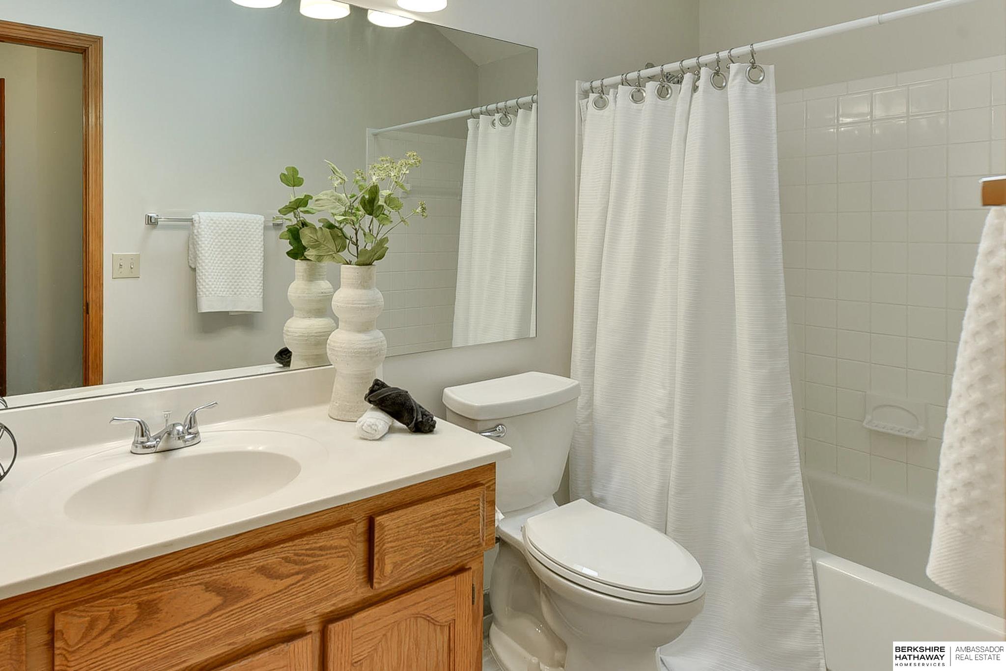 Omaha, Nebraska 68164, United States, 3 Bedrooms Bedrooms, ,3 BathroomsBathrooms,Residential,Pending,84659