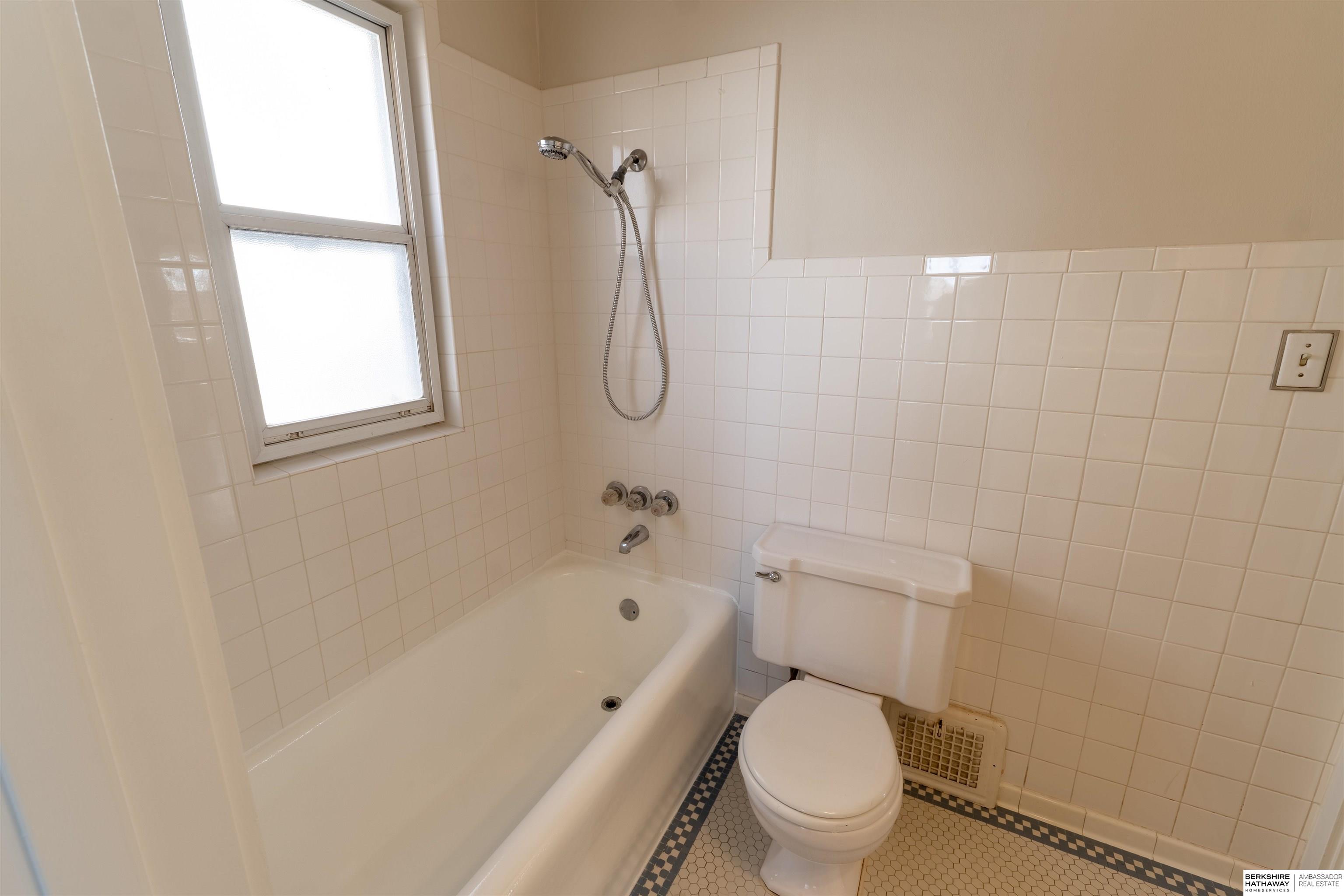 Omaha, Nebraska 68106, United States, 3 Bedrooms Bedrooms, ,2 BathroomsBathrooms,Residential,Pending,87373