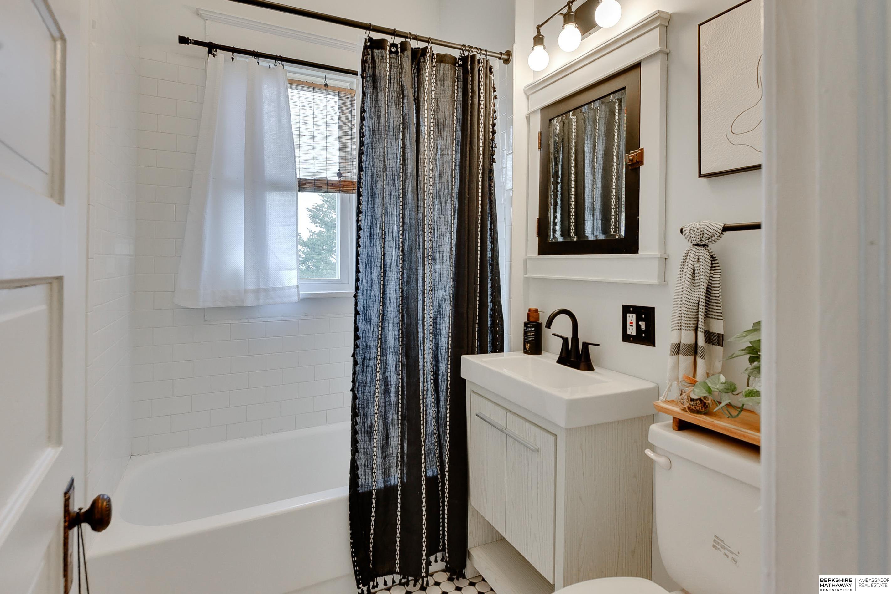 Omaha, Nebraska 68108, United States, 3 Bedrooms Bedrooms, ,1 BathroomBathrooms,Residential,Pending,102410