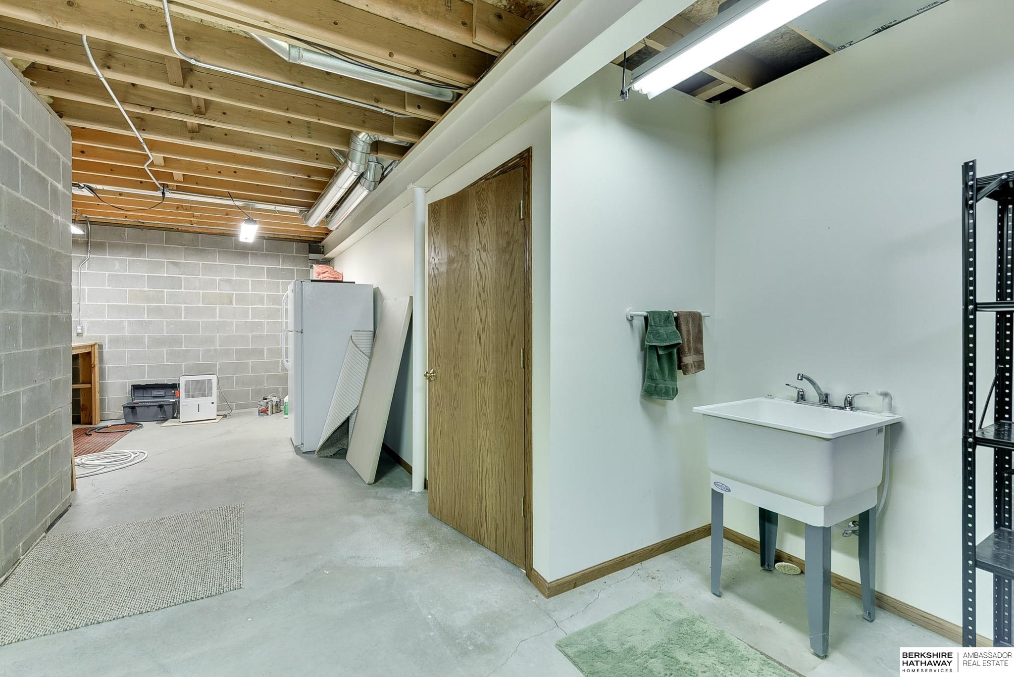 Omaha, Nebraska 68135, United States, 4 Bedrooms Bedrooms, ,4 BathroomsBathrooms,Residential,Pending,108306