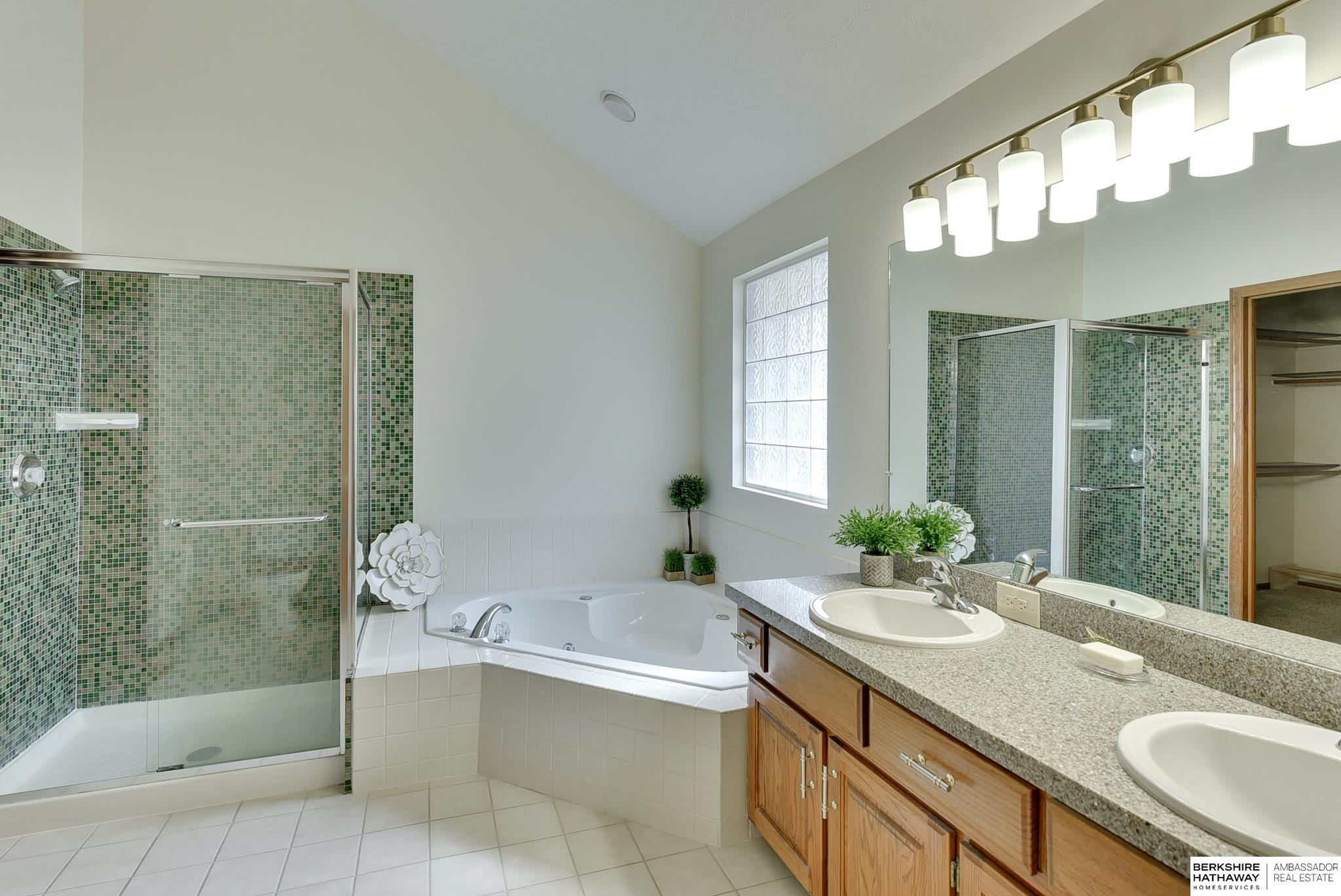 Omaha, Nebraska 68135, United States, 4 Bedrooms Bedrooms, ,4 BathroomsBathrooms,Residential,Pending,108306