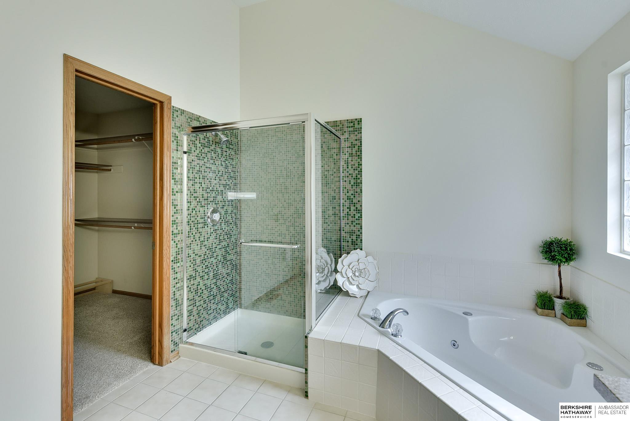 Omaha, Nebraska 68135, United States, 4 Bedrooms Bedrooms, ,4 BathroomsBathrooms,Residential,Pending,108306