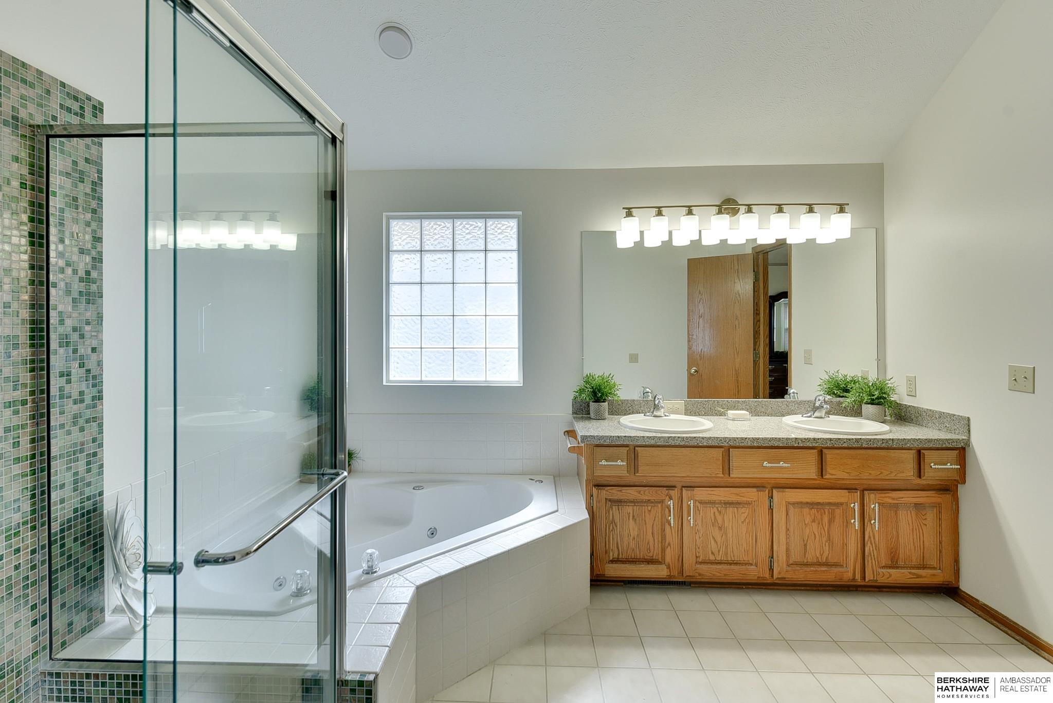 Omaha, Nebraska 68135, United States, 4 Bedrooms Bedrooms, ,4 BathroomsBathrooms,Residential,Pending,108306