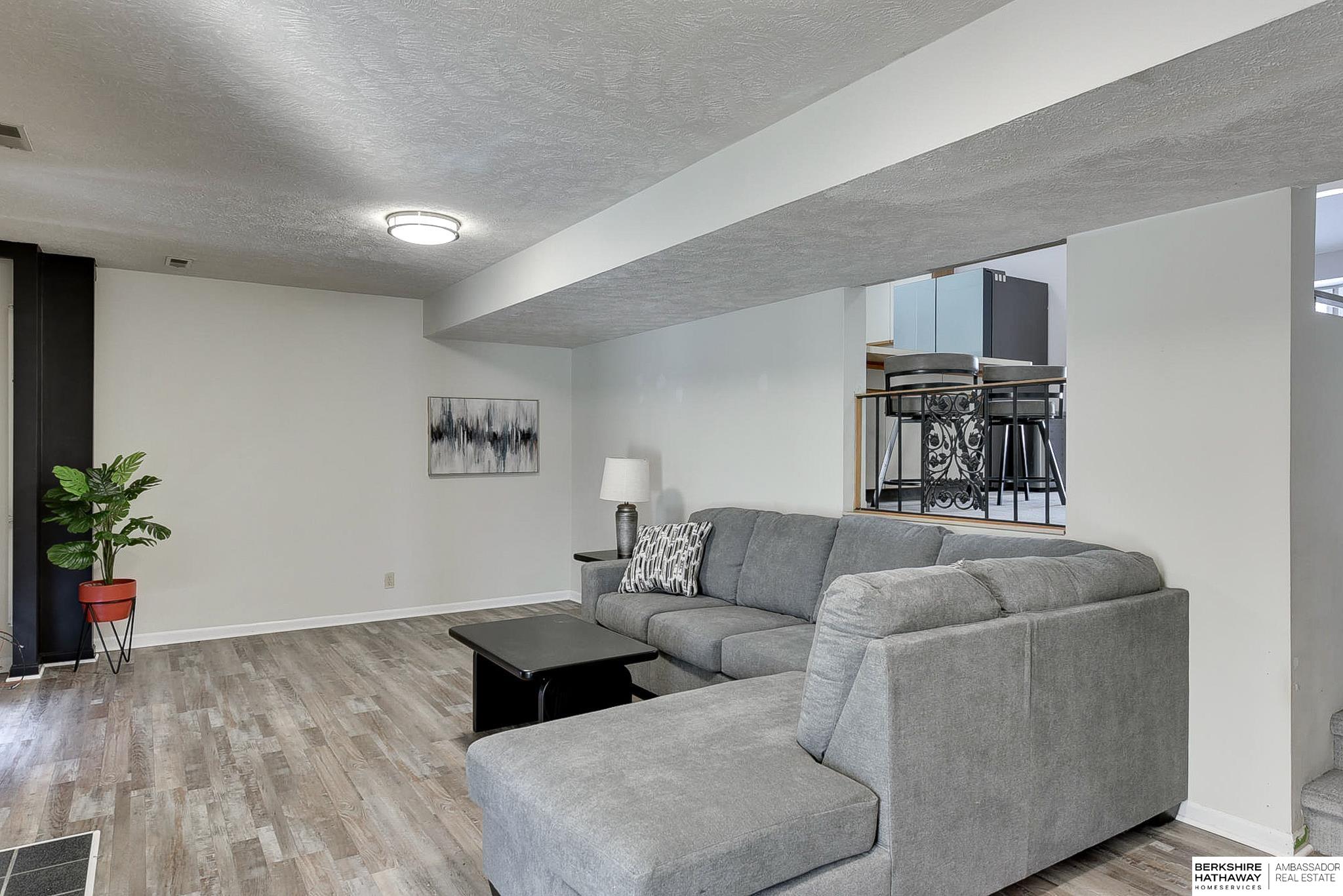 Omaha, Nebraska 68122, United States, 4 Bedrooms Bedrooms, ,3 BathroomsBathrooms,Residential,Active,946