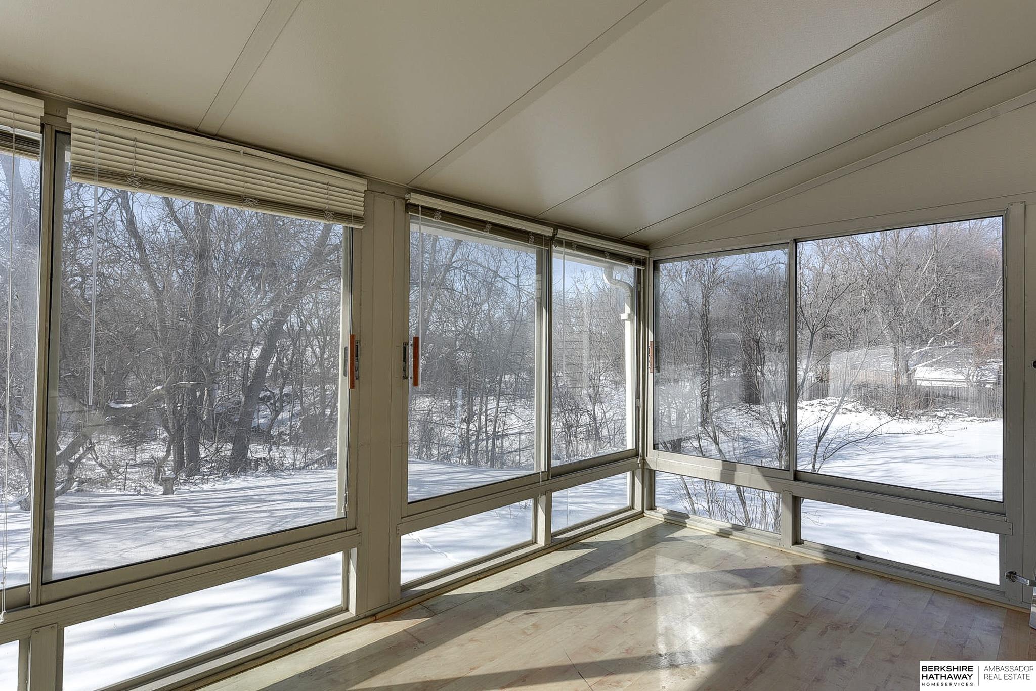 Omaha, Nebraska 68122, United States, 4 Bedrooms Bedrooms, ,3 BathroomsBathrooms,Residential,Active,946