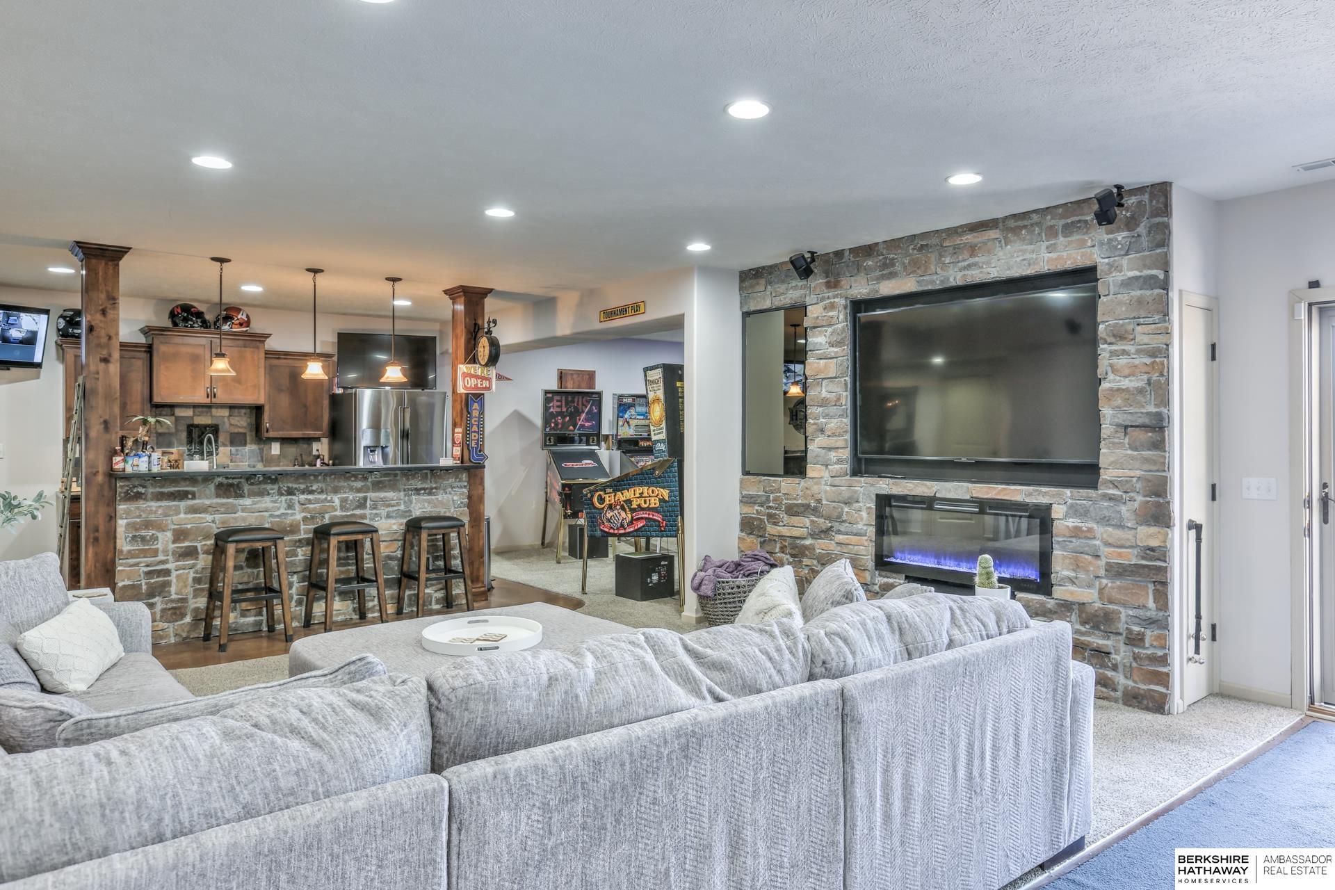 Omaha, Nebraska 68116, United States, 4 Bedrooms Bedrooms, ,3 BathroomsBathrooms,Residential,Pending,88213