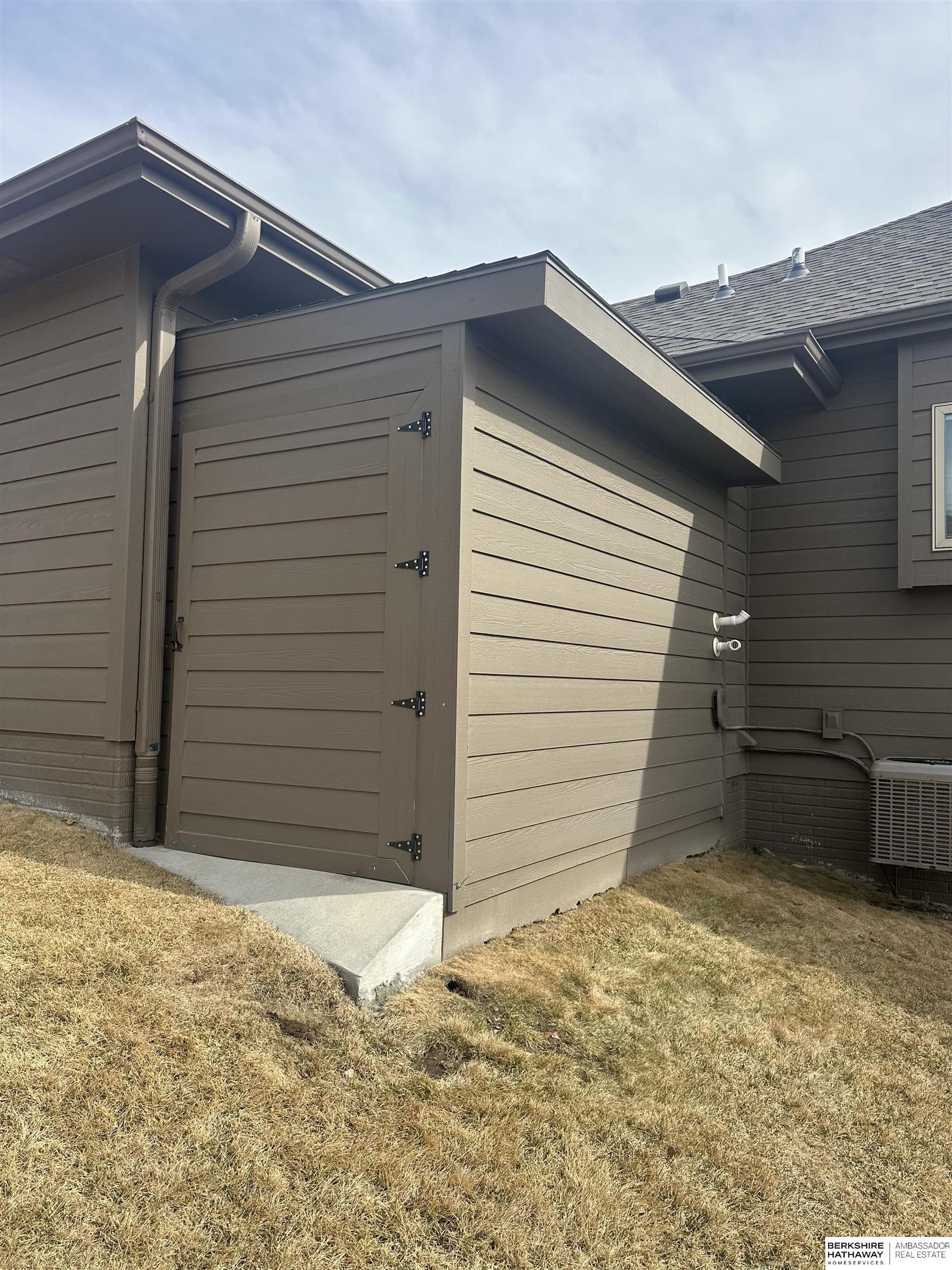 Omaha, Nebraska 68116, United States, 4 Bedrooms Bedrooms, ,3 BathroomsBathrooms,Residential,Pending,88213