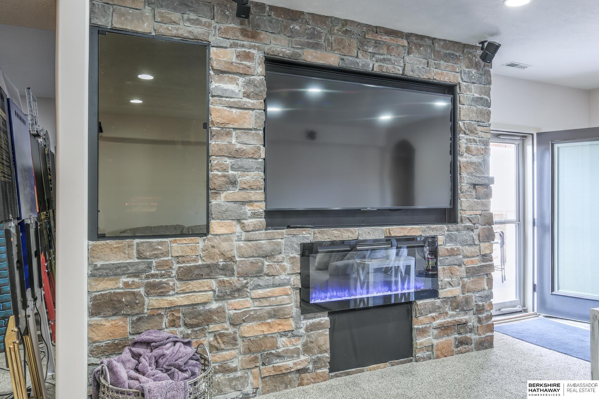 Omaha, Nebraska 68116, United States, 4 Bedrooms Bedrooms, ,3 BathroomsBathrooms,Residential,Pending,88213