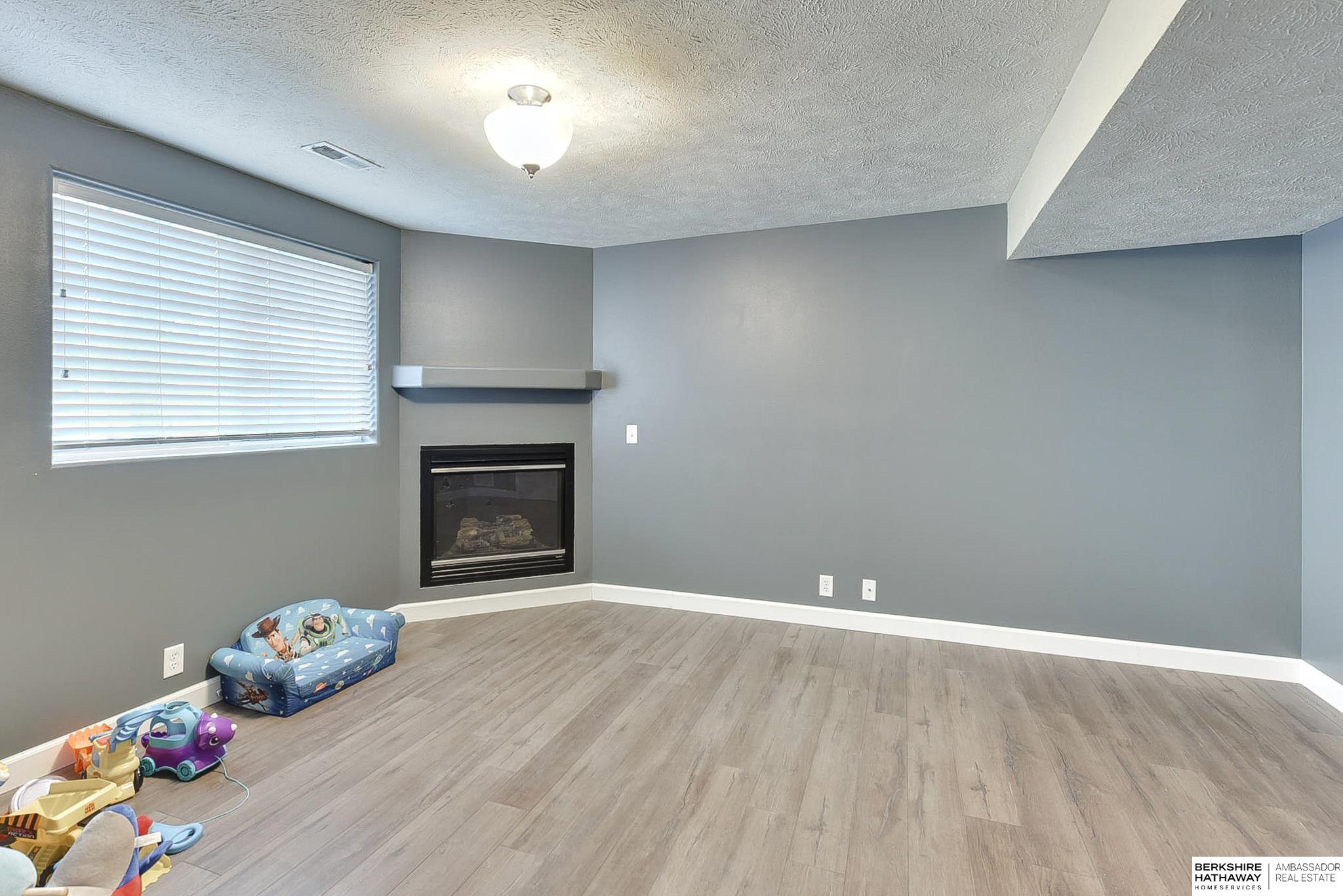 Omaha, Nebraska 68122, United States, 3 Bedrooms Bedrooms, ,2 BathroomsBathrooms,Residential,Pending,113480