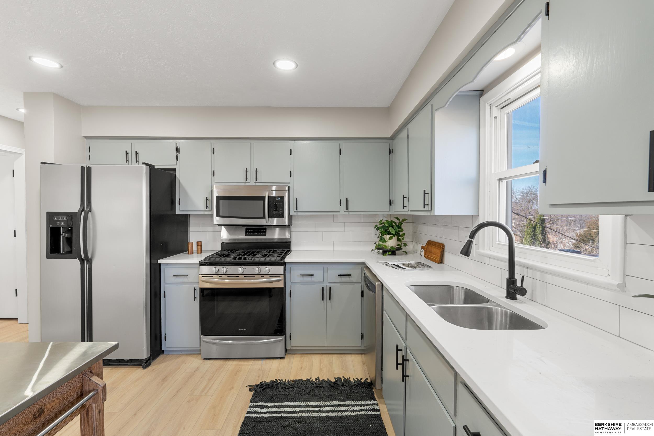 Omaha, Nebraska 68114, United States, 3 Bedrooms Bedrooms, ,3 BathroomsBathrooms,Residential,Pending,86997