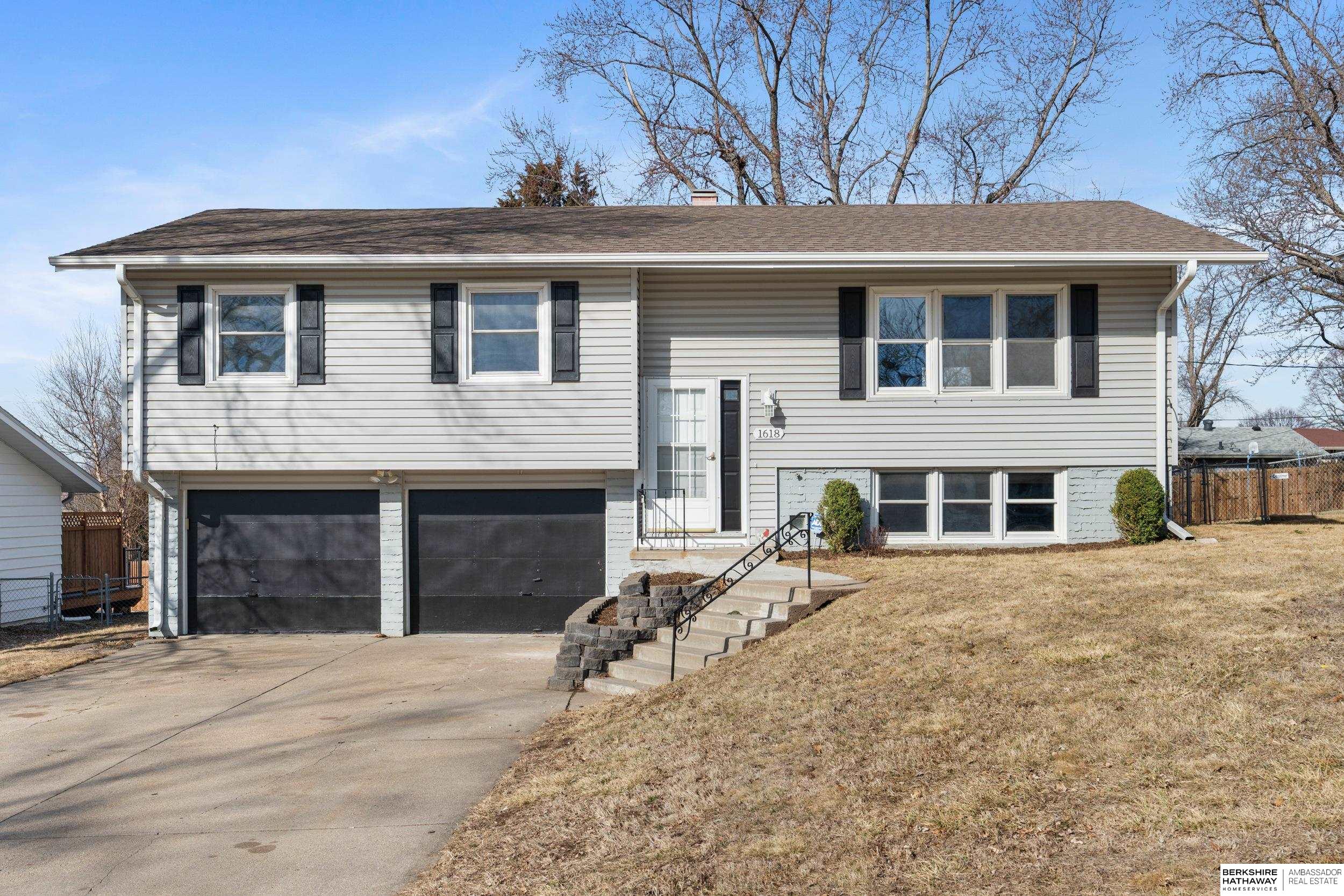 Omaha, Nebraska 68114, United States, 3 Bedrooms Bedrooms, ,3 BathroomsBathrooms,Residential,Pending,86997