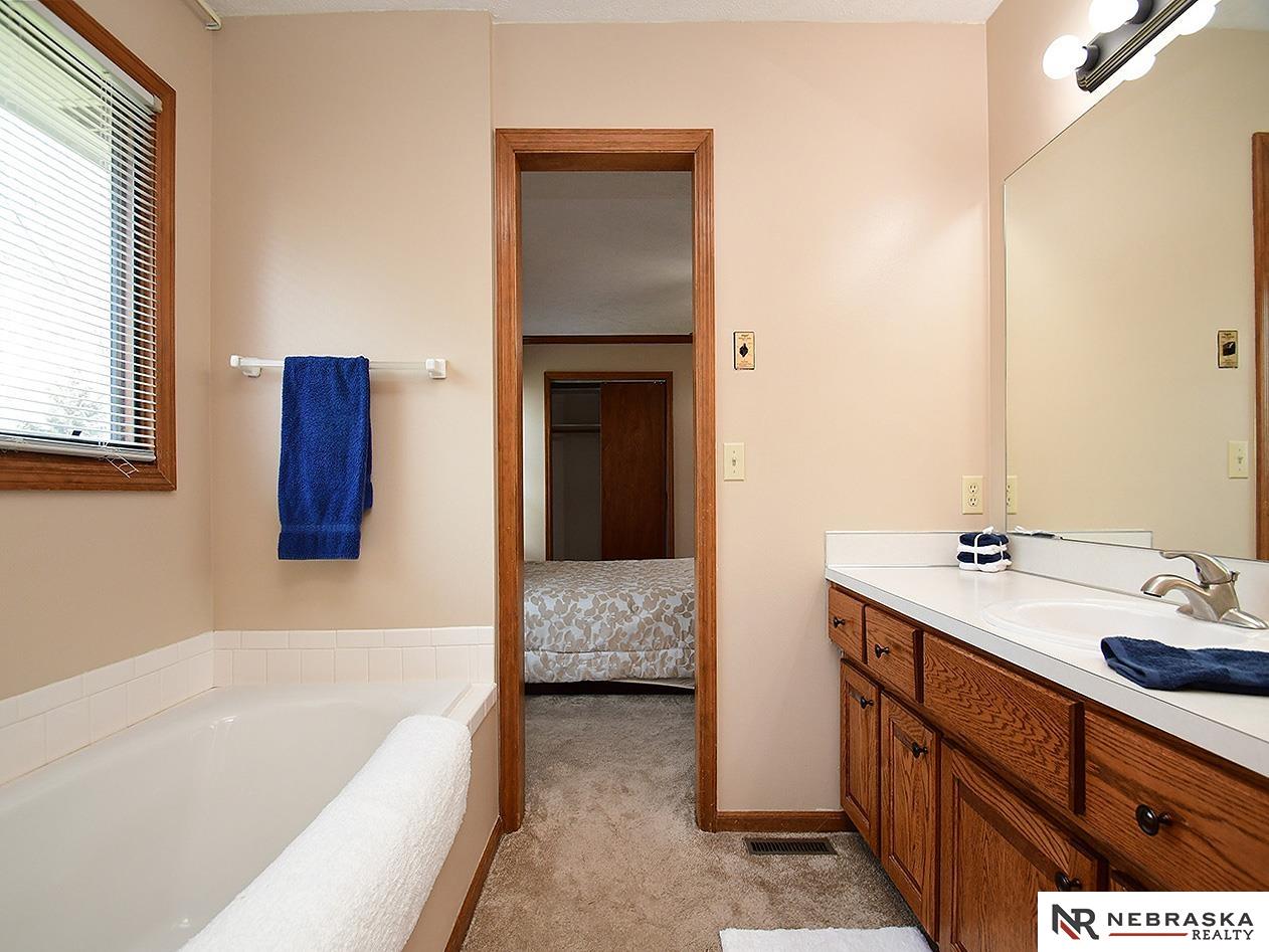 Omaha, Nebraska 68116, United States, 3 Bedrooms Bedrooms, ,3 BathroomsBathrooms,Residential,Pending,111500