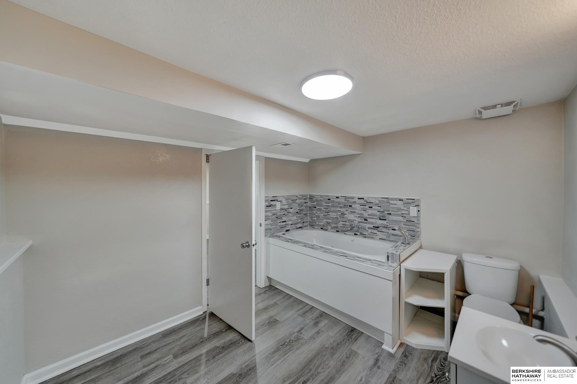 Lincoln, Nebraska 68522, United States, 3 Bedrooms Bedrooms, ,2 BathroomsBathrooms,Residential,Pending,87349