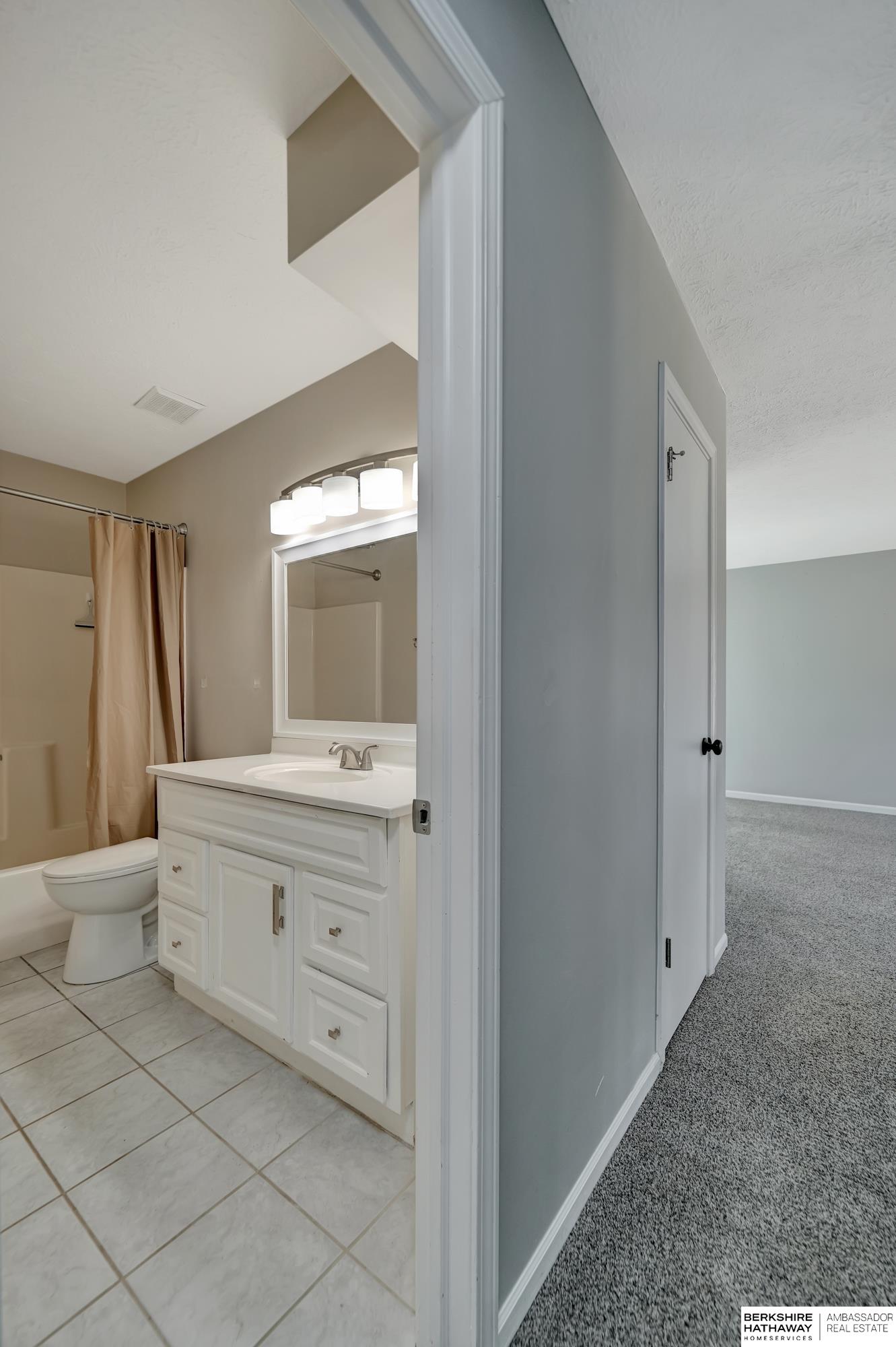 Lincoln, Nebraska 68522, United States, 3 Bedrooms Bedrooms, ,2 BathroomsBathrooms,Residential,Pending,87349