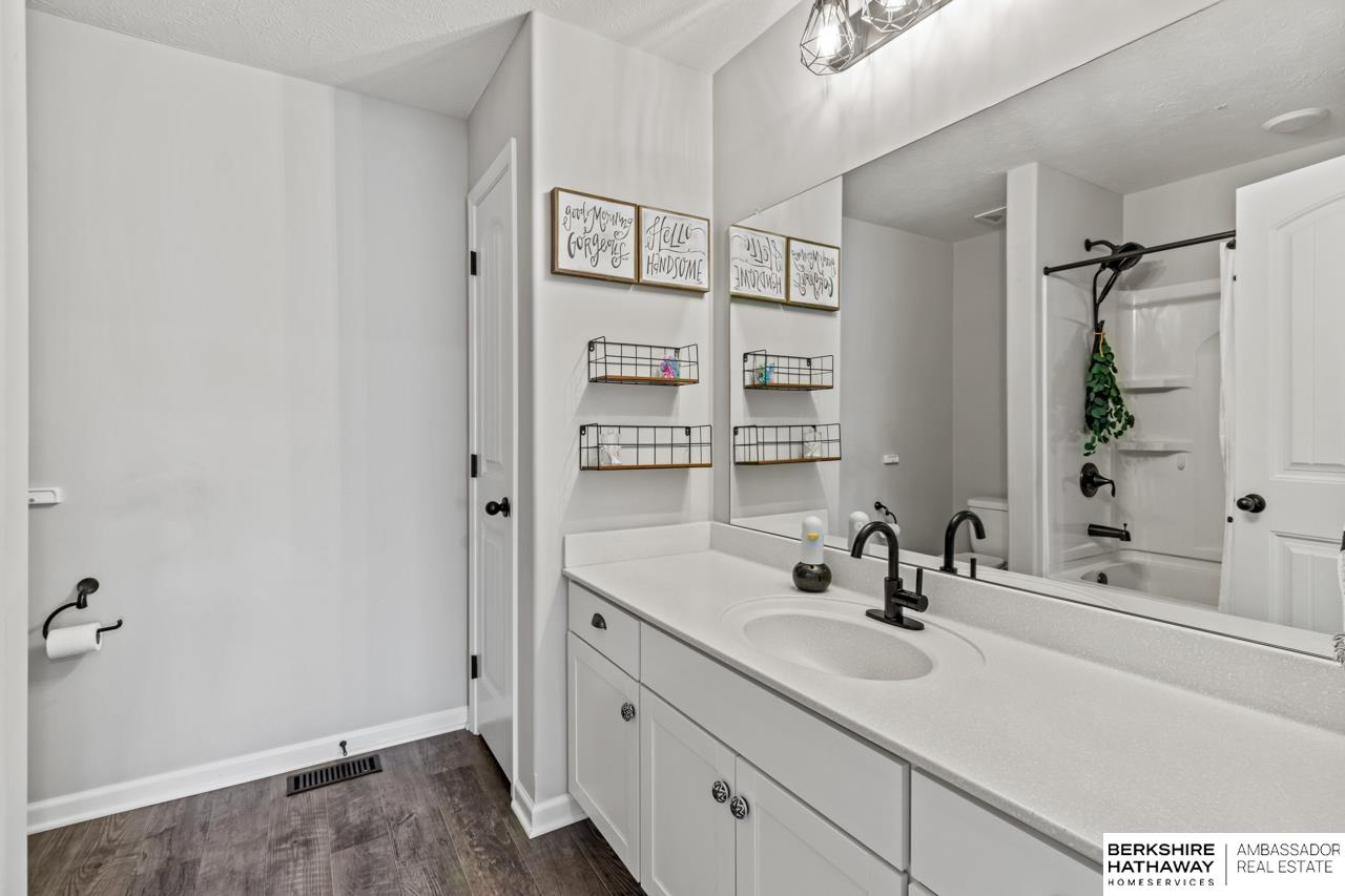 Bennington, Nebraska 68007, United States, 5 Bedrooms Bedrooms, ,4 BathroomsBathrooms,Residential,Active,106891