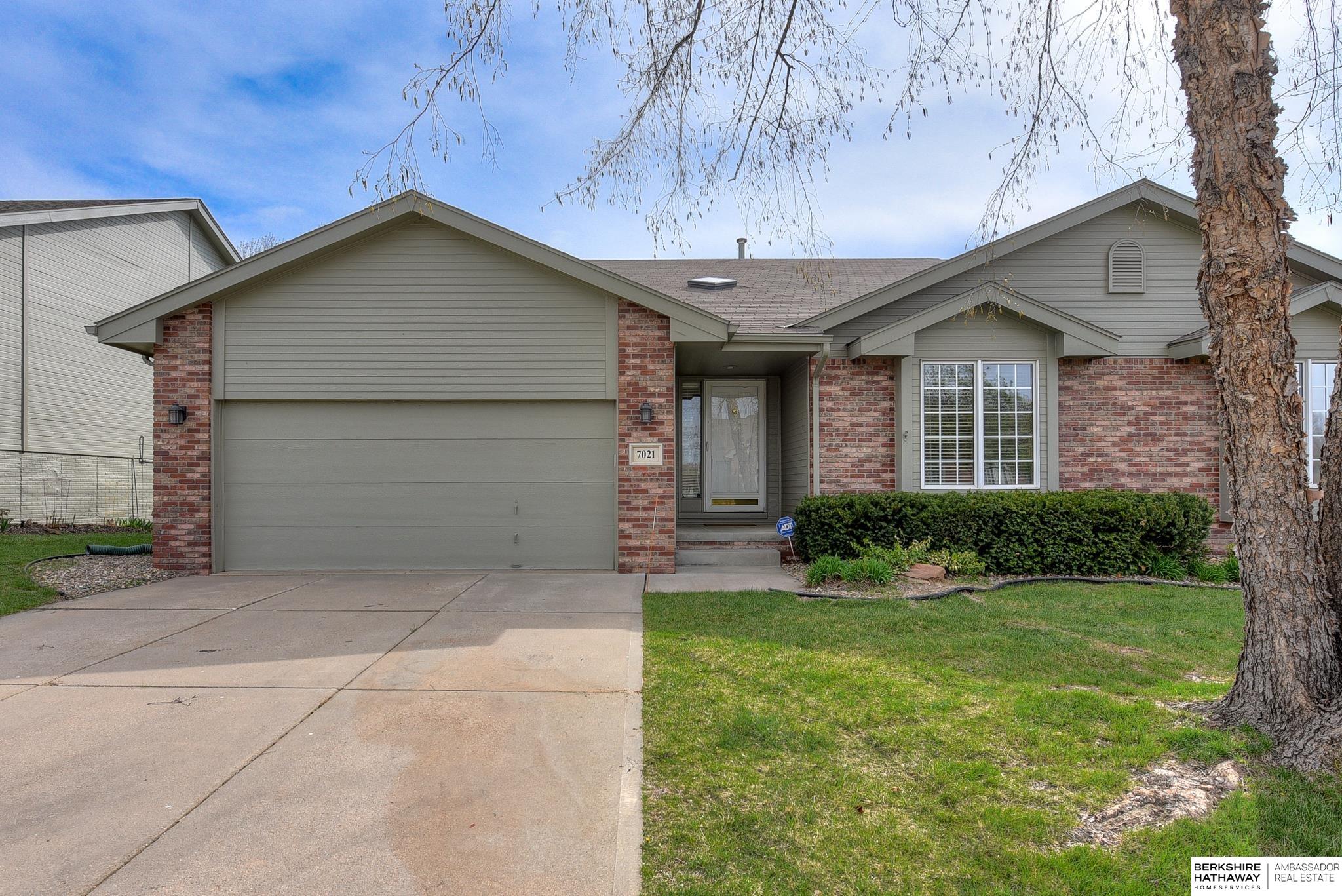 Omaha, Nebraska 68136, United States, 2 Bedrooms Bedrooms, ,3 BathroomsBathrooms,Residential,Pending,109925