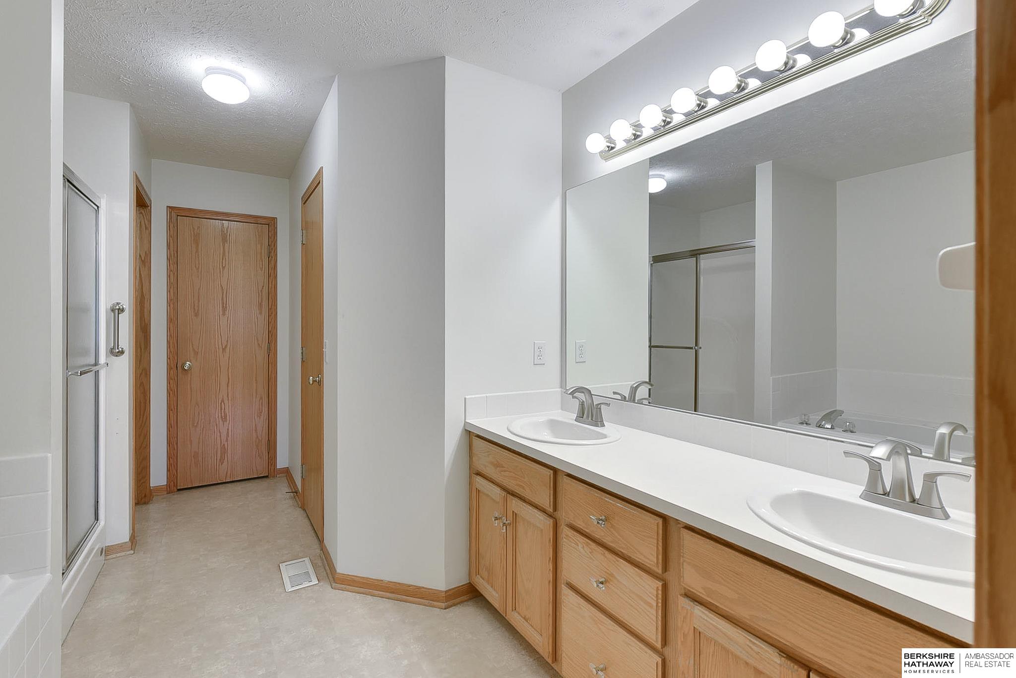 Omaha, Nebraska 68136, United States, 2 Bedrooms Bedrooms, ,3 BathroomsBathrooms,Residential,Pending,109925