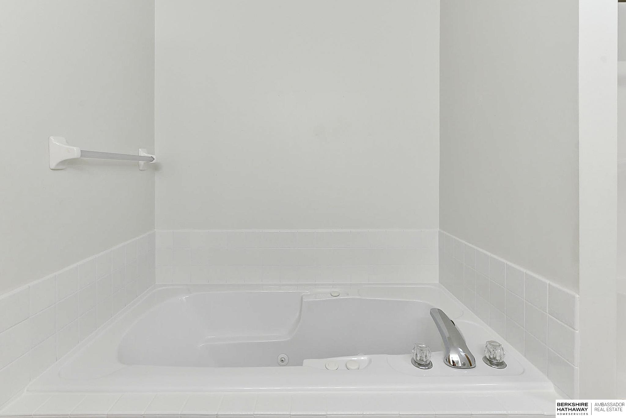 Omaha, Nebraska 68136, United States, 2 Bedrooms Bedrooms, ,3 BathroomsBathrooms,Residential,Pending,109925