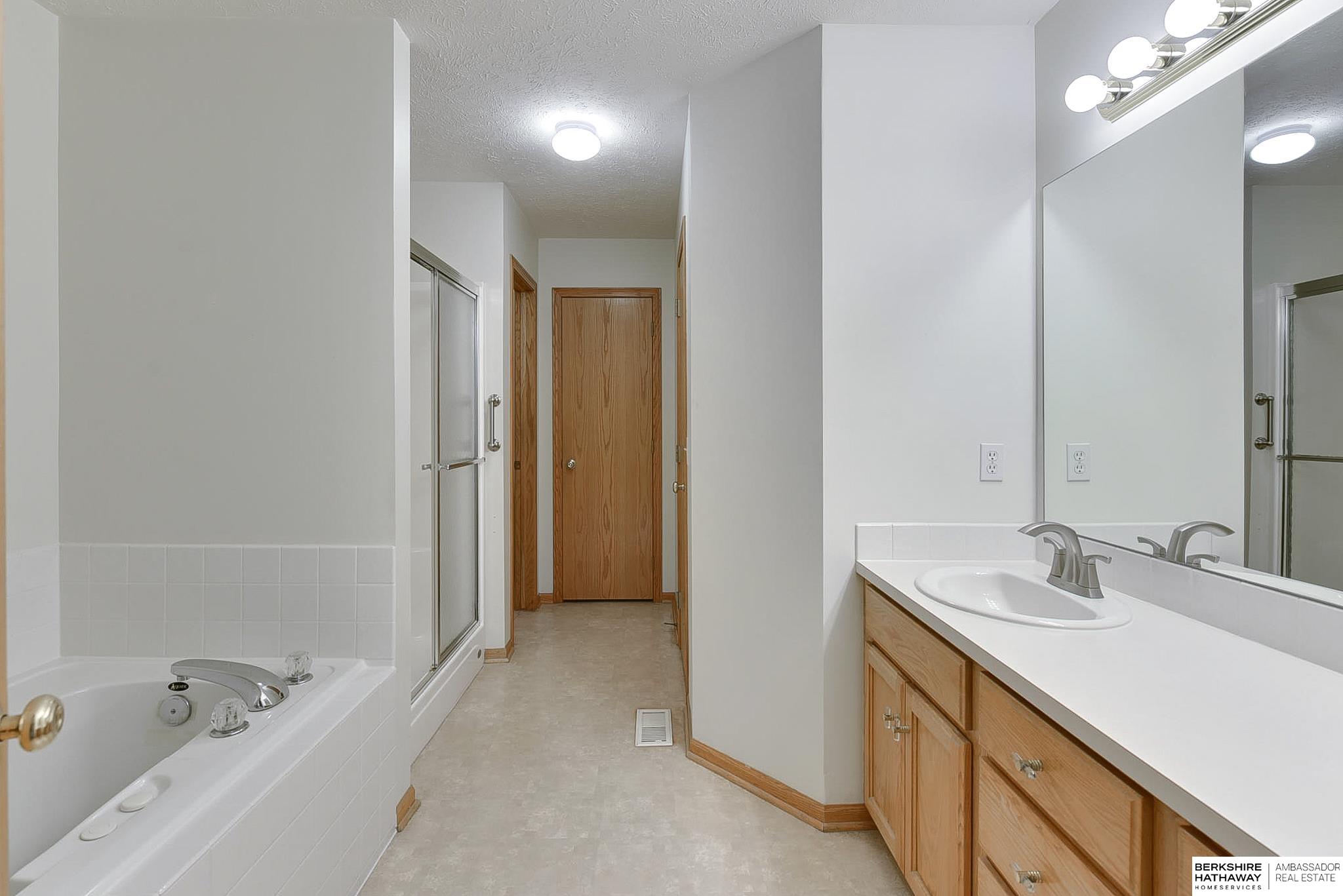 Omaha, Nebraska 68136, United States, 2 Bedrooms Bedrooms, ,3 BathroomsBathrooms,Residential,Pending,109925