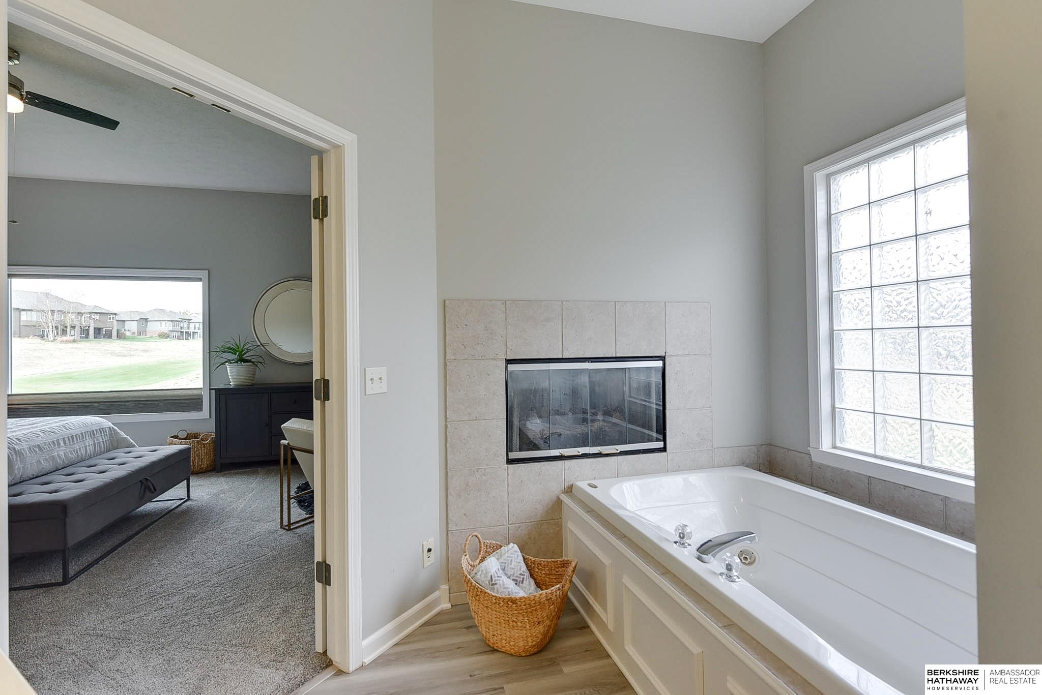 Omaha, Nebraska 68142, United States, 3 Bedrooms Bedrooms, ,3 BathroomsBathrooms,Residential,Pending,23344