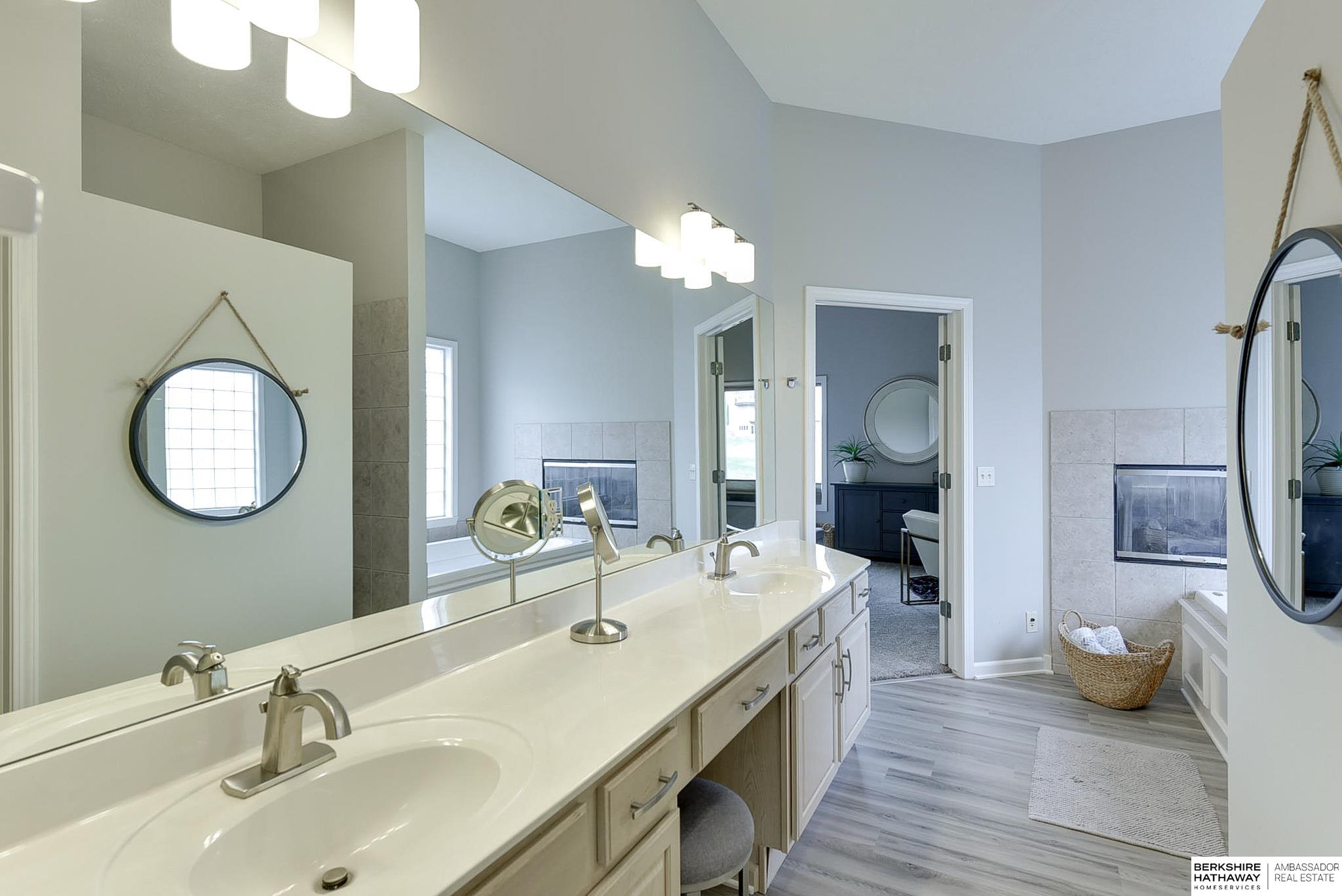 Omaha, Nebraska 68142, United States, 3 Bedrooms Bedrooms, ,3 BathroomsBathrooms,Residential,Pending,23344