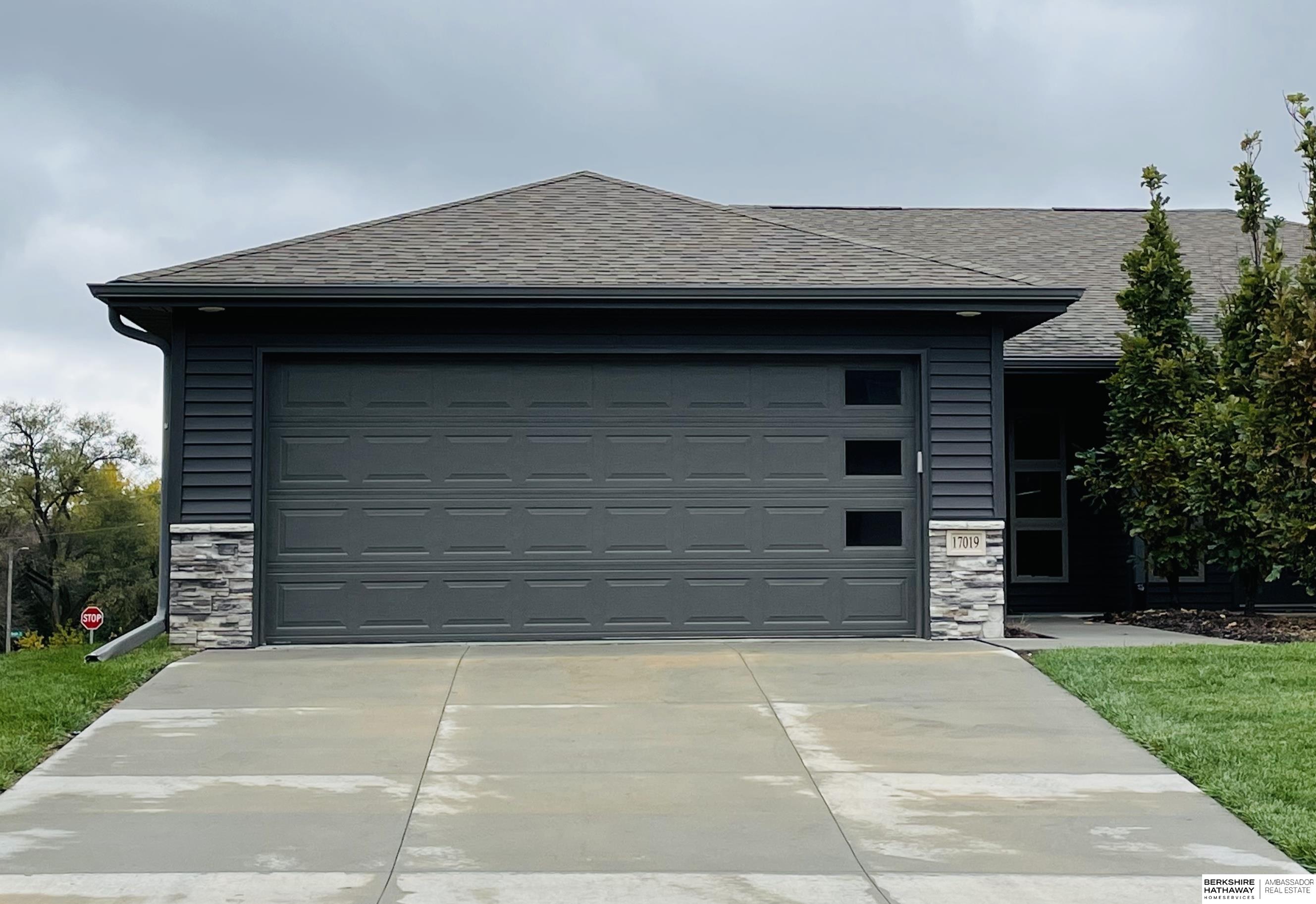 Omaha, Nebraska 68118, United States, 2 Bedrooms Bedrooms, ,2 BathroomsBathrooms,Residential,Active,107289