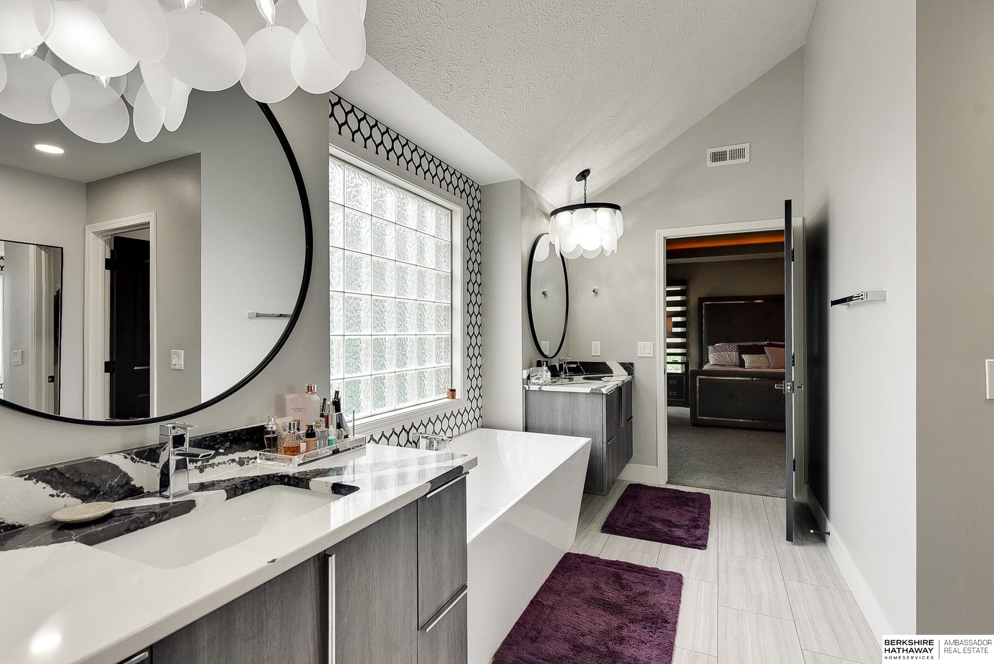 Omaha, Nebraska 68130, United States, 5 Bedrooms Bedrooms, ,5 BathroomsBathrooms,Residential,Pending,117465