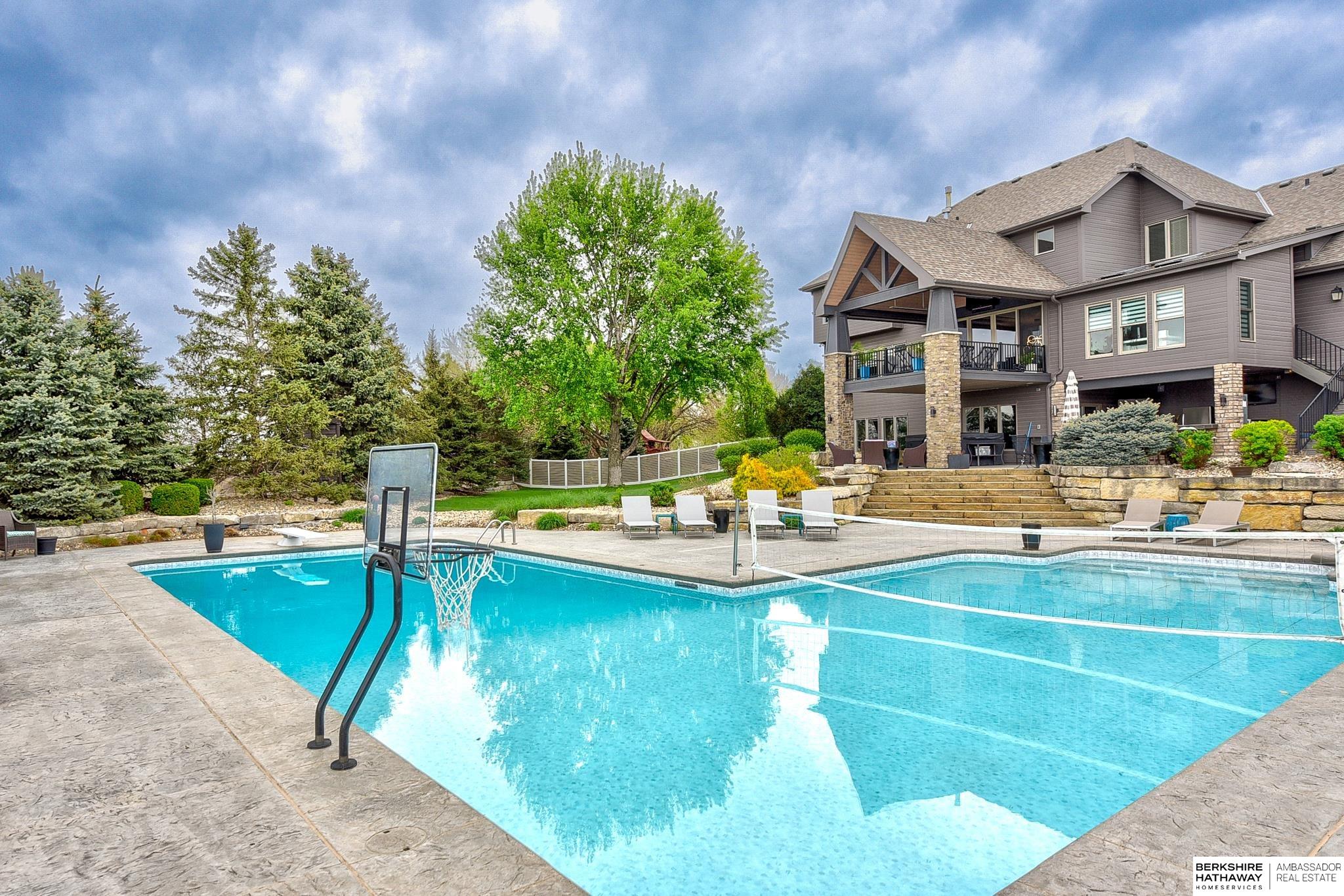 Omaha, Nebraska 68130, United States, 5 Bedrooms Bedrooms, ,5 BathroomsBathrooms,Residential,Pending,117465