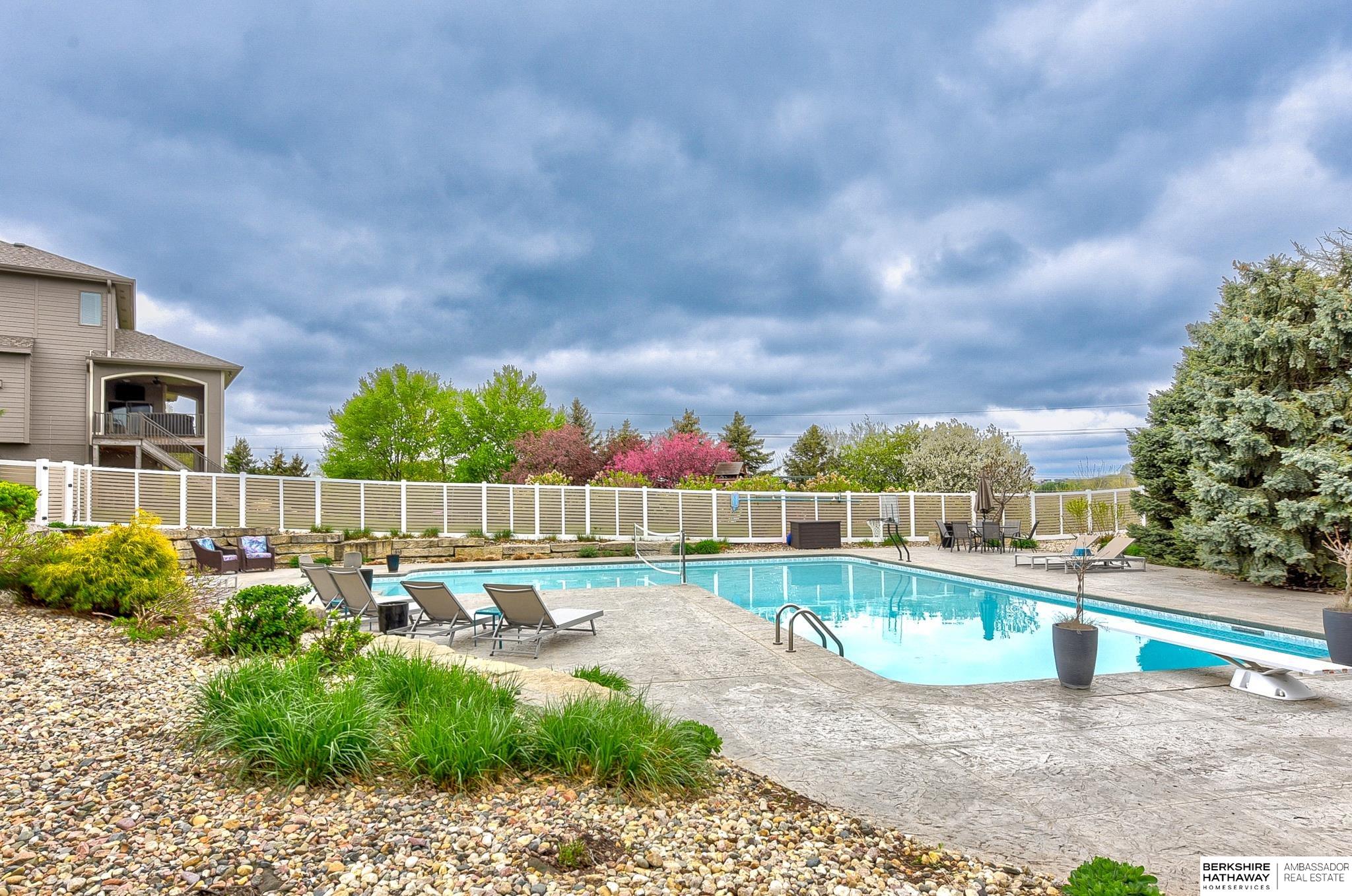 Omaha, Nebraska 68130, United States, 5 Bedrooms Bedrooms, ,5 BathroomsBathrooms,Residential,Pending,117465