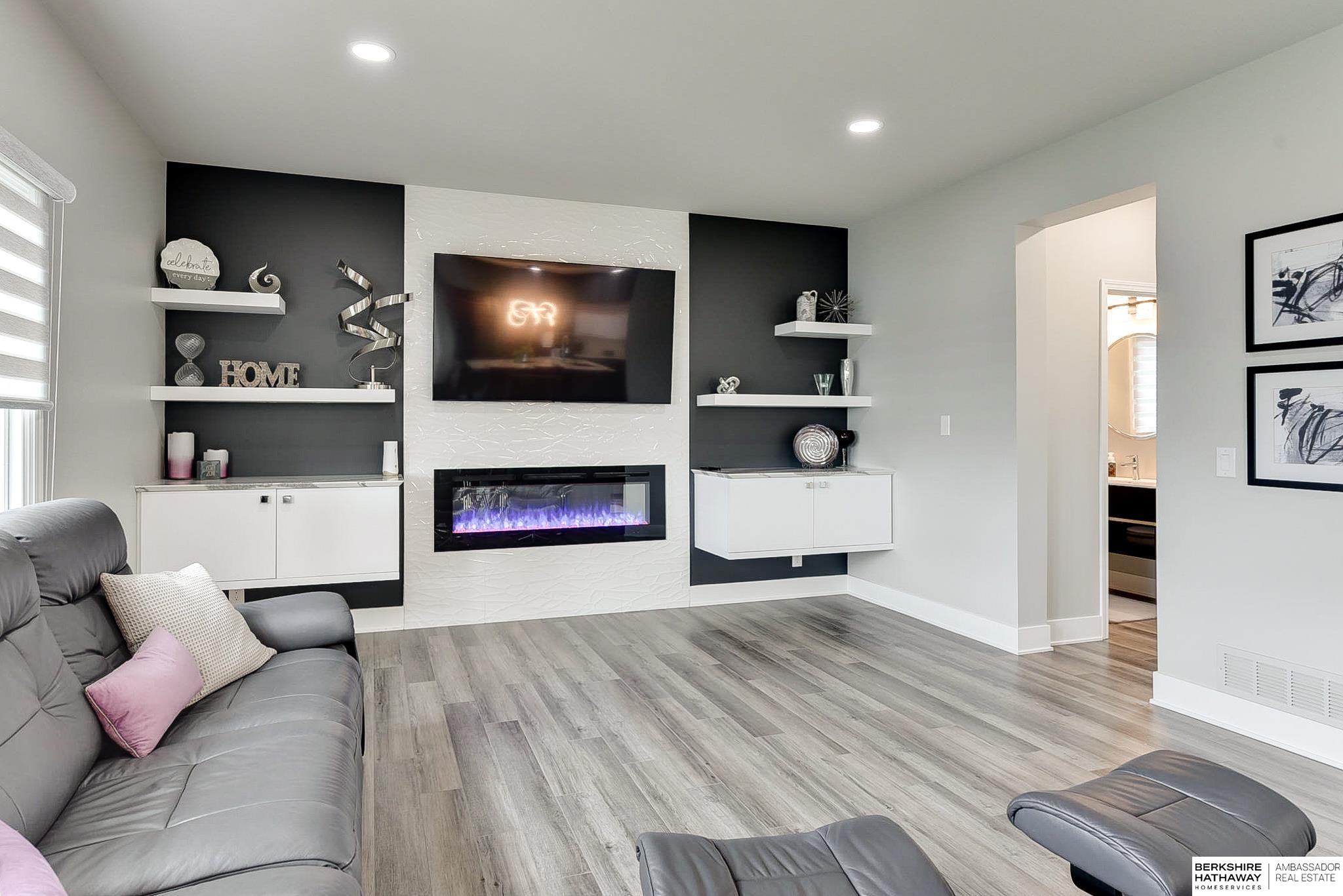 Omaha, Nebraska 68130, United States, 5 Bedrooms Bedrooms, ,5 BathroomsBathrooms,Residential,Pending,117465