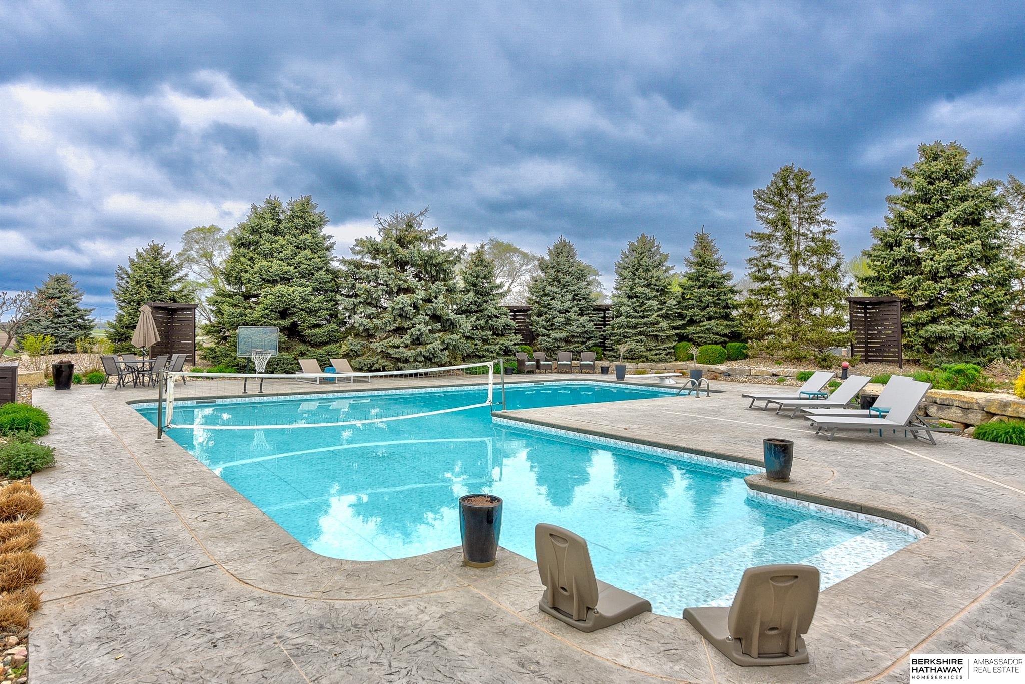 Omaha, Nebraska 68130, United States, 5 Bedrooms Bedrooms, ,5 BathroomsBathrooms,Residential,Pending,117465