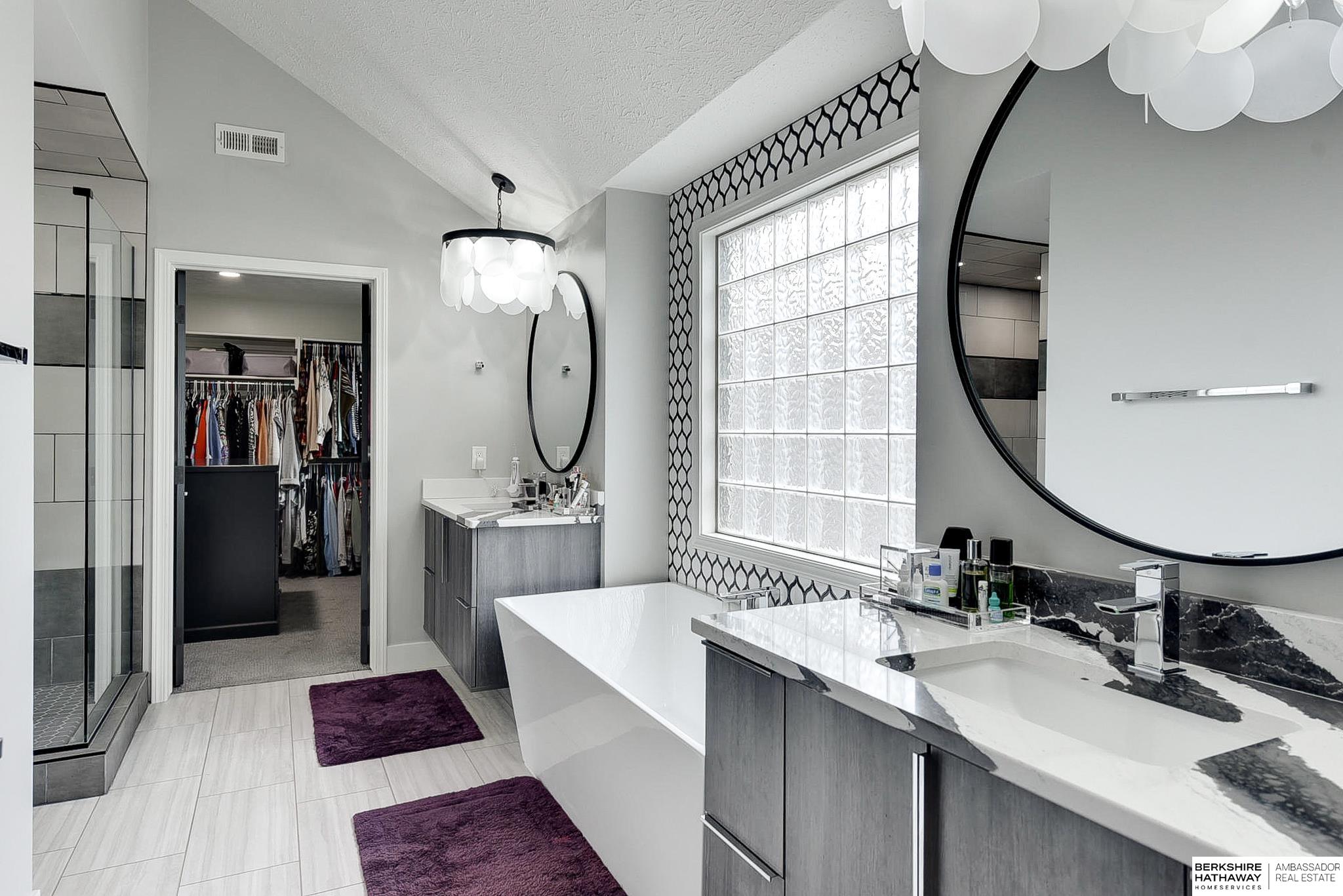 Omaha, Nebraska 68130, United States, 5 Bedrooms Bedrooms, ,5 BathroomsBathrooms,Residential,Pending,117465